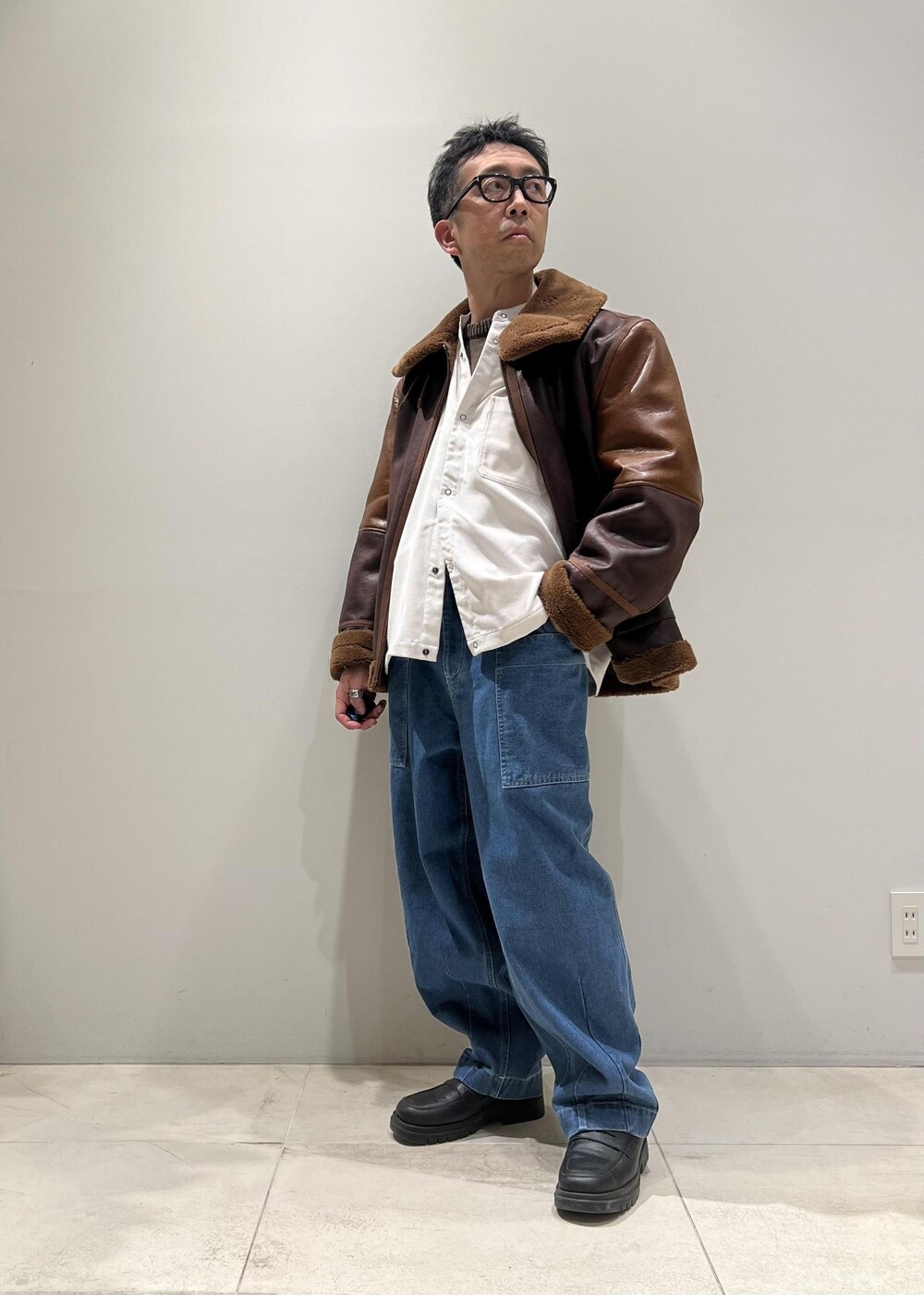 「ADAM ET ROPÉ、HOMME、UNISEX、骨格ストレート、イエベ、カジュアル、大人カジュアル、春コーデ、秋コーデ、冬コーデ、春ファッション、秋ファッション、冬ファッション、ビッグシルエット、デニムパンツ」｜「ADAM ET ROPE'の【CESSE】スクラップレザーボリュームソールローファー/リサイクルレザー/ユニセックス（ローファー、ブラック系）」を使った、Yuuki Mizさん（メンズ・165cm）の冬コーディネートの6枚目の写真