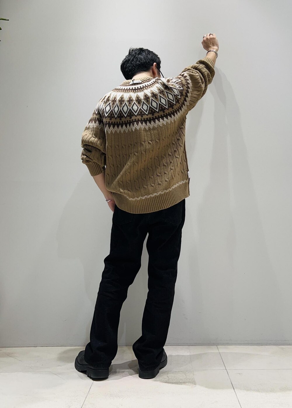 「SNaPMeAward23w、クリスマス、クリスマスデート、クリスマスコーデ、ADAM ET ROPÉ、HOMME、UNISEX、骨格ストレート、イエベ、きれいめカジュアル、カジュアル、大人カジュアル、秋コーデ、冬コーデ、秋ファッション」｜「ADAM ET ROPE'の【コットンUSA】デニム センタークリース スラックス / サステナブル / セットアップ対応（デニムパンツ、ブラック系）」を使った、Yuuki Mizさん（メンズ・165cm）の冬コーディネートの3枚目の写真