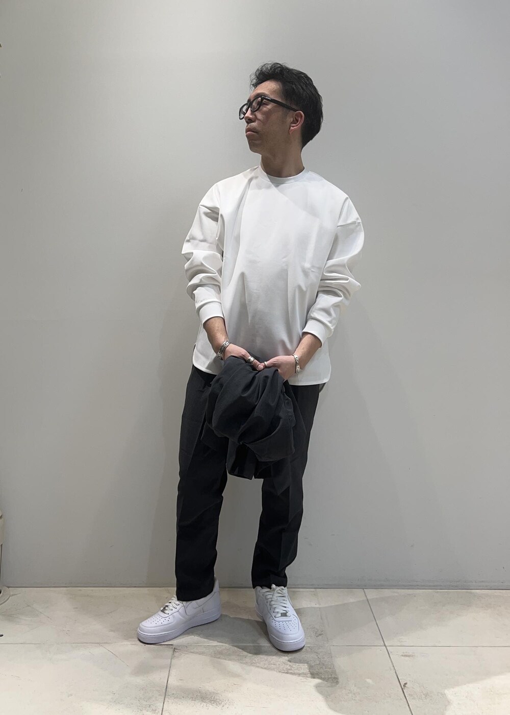 「ADAM ET ROPÉ、HOMME、UNISEX、骨格ストレート、イエベ、きれいめ、きれいめカジュアル、大人カジュアル、セットアップ、セットアイテム、SETアイテム、春コーデ、春ファッション、23SS春の新作、接触冷感」｜「ADAM ET ROPE'のポンチ ドロップショルダー キックバック ロングスリーブTee / 高機能ストレッチ / ロングシーズン着用可能（Tシャツ/カットソー、ホワイト系）」を使った、Yuuki Mizさん（メンズ・165cm）の春コーディネートの4枚目の写真