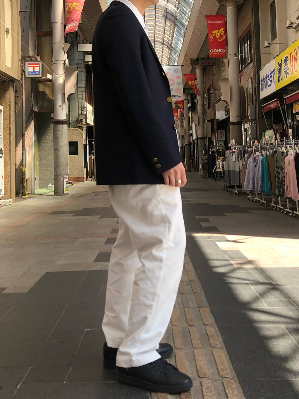 「春コーデ、キレイめコーデ、オトナカジュアル、テーラードジャケット、オールホワイト、チノパン」｜「RAF SIMONSの＜RAF SIMONS（ラフ シモンズ）＞ ORION（スニーカー、ブラック系）」を使った、Yuuki Mizさん（メンズ・165cm）の春コーディネートの3枚目の写真