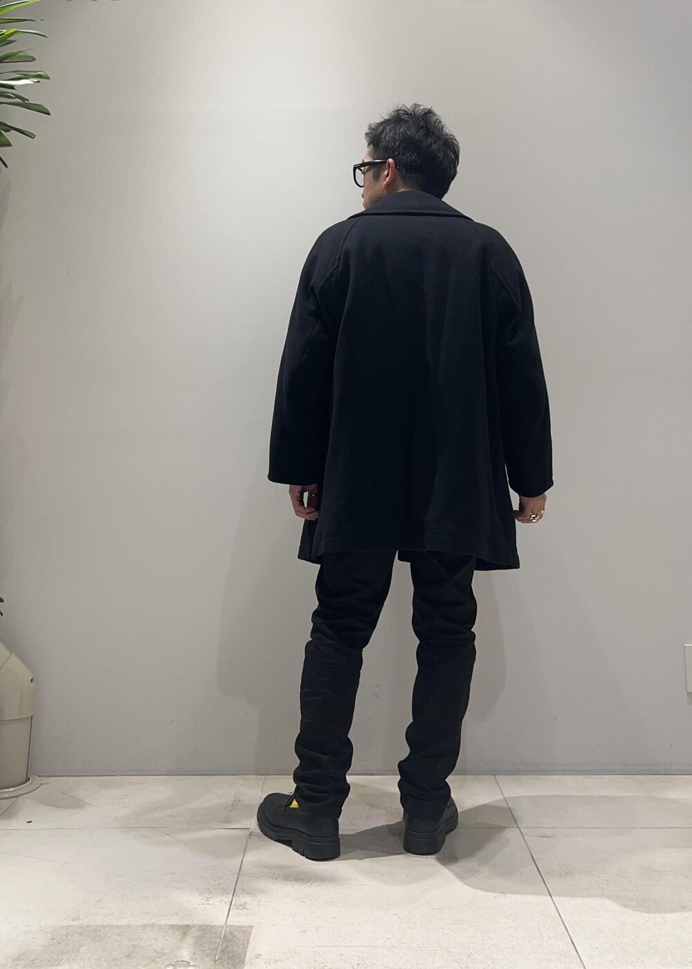 「ADAM ET ROPÉ、HOMME、UNISEX、骨格ストレート、イエベ、冬、冬コーデ、冬ファッション、シャツ、ジャケット、コート、メガネ」｜「ADAM ET ROPE'の【CESSE】スクラップレザーボリュームソールローファー/リサイクルレザー/ユニセックス（ローファー、ブラック系）」を使った、Yuuki Mizさん（メンズ・165cm）の冬コーディネートの6枚目の写真