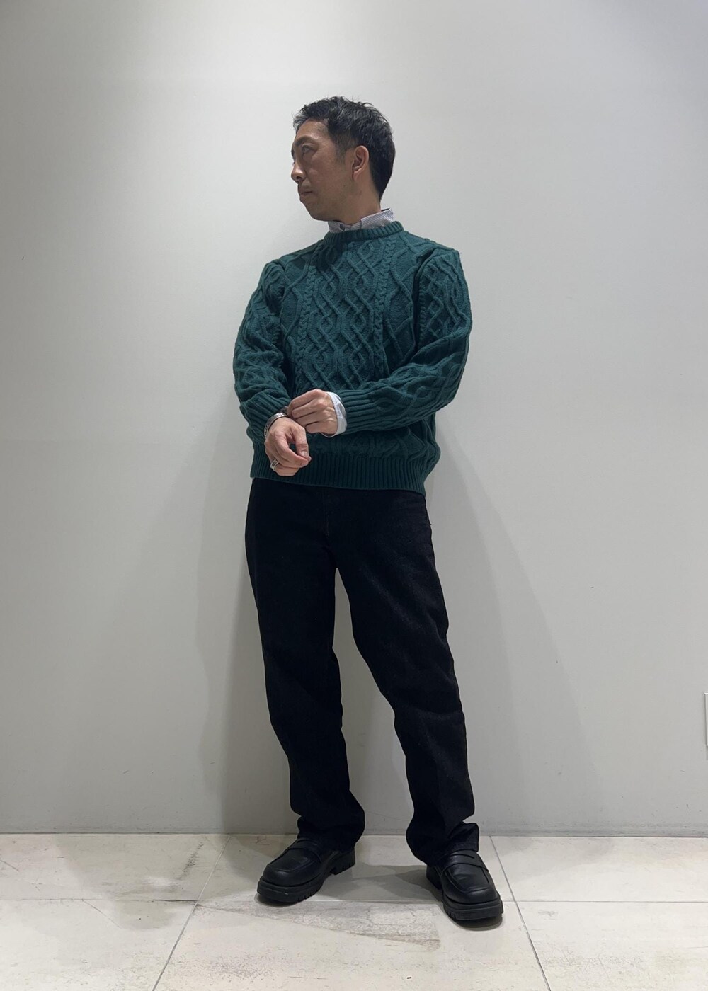 「クリスマスカラー、ADAM ET ROPÉ、HOMME、UNISEX、骨格ストレート、イエベ、きれいめカジュアル、カジュアル、大人カジュアル、秋コーデ、冬コーデ、秋ファッション、冬ファッション、23AW秋の新作、23AW冬の新作」｜「ADAM ET ROPE'の【コットンUSA】デニム センタークリース スラックス / サステナブル / セットアップ対応（デニムパンツ、ブラック系）」を使った、Yuuki Mizさん（メンズ・165cm）の秋コーディネートの4枚目の写真