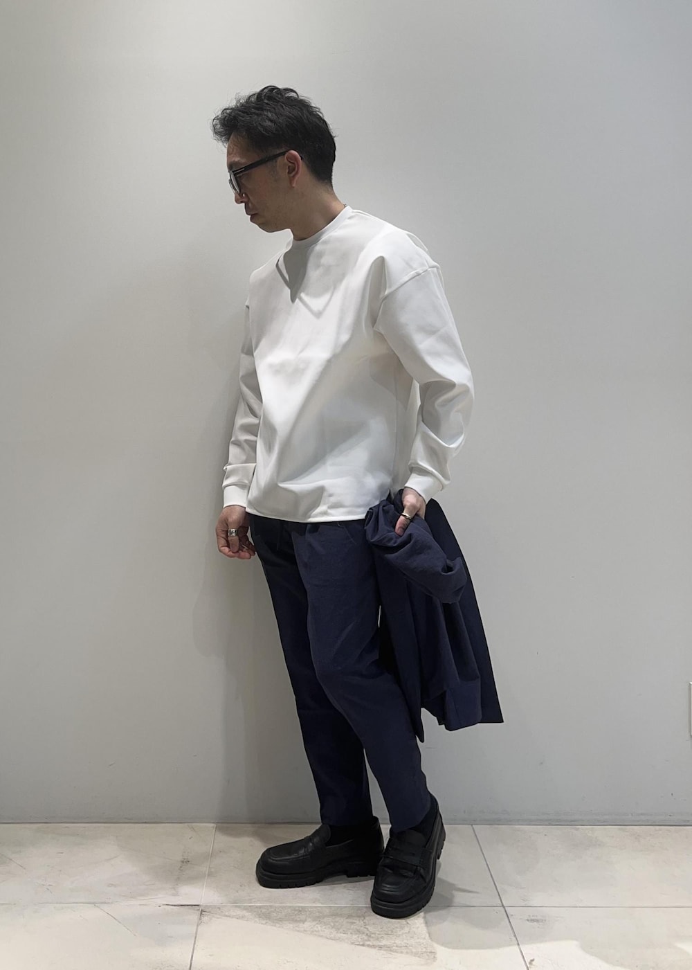 「ADAM ET ROPÉ、HOMME、UNISEX、骨格ストレート、イエベ、きれいめ、きれいめカジュアル、セットアップ、セットアイテム、SETアイテム、春コーデ、春ファッション、23SS春の新作、接触冷感、吸水速乾」｜「ADAM ET ROPE'のポンチ ドロップショルダー キックバック ロングスリーブTee / 高機能ストレッチ / ロングシーズン着用可能（Tシャツ/カットソー、ホワイト系）」を使った、Yuuki Mizさん（メンズ・165cm）の春コーディネートの5枚目の写真