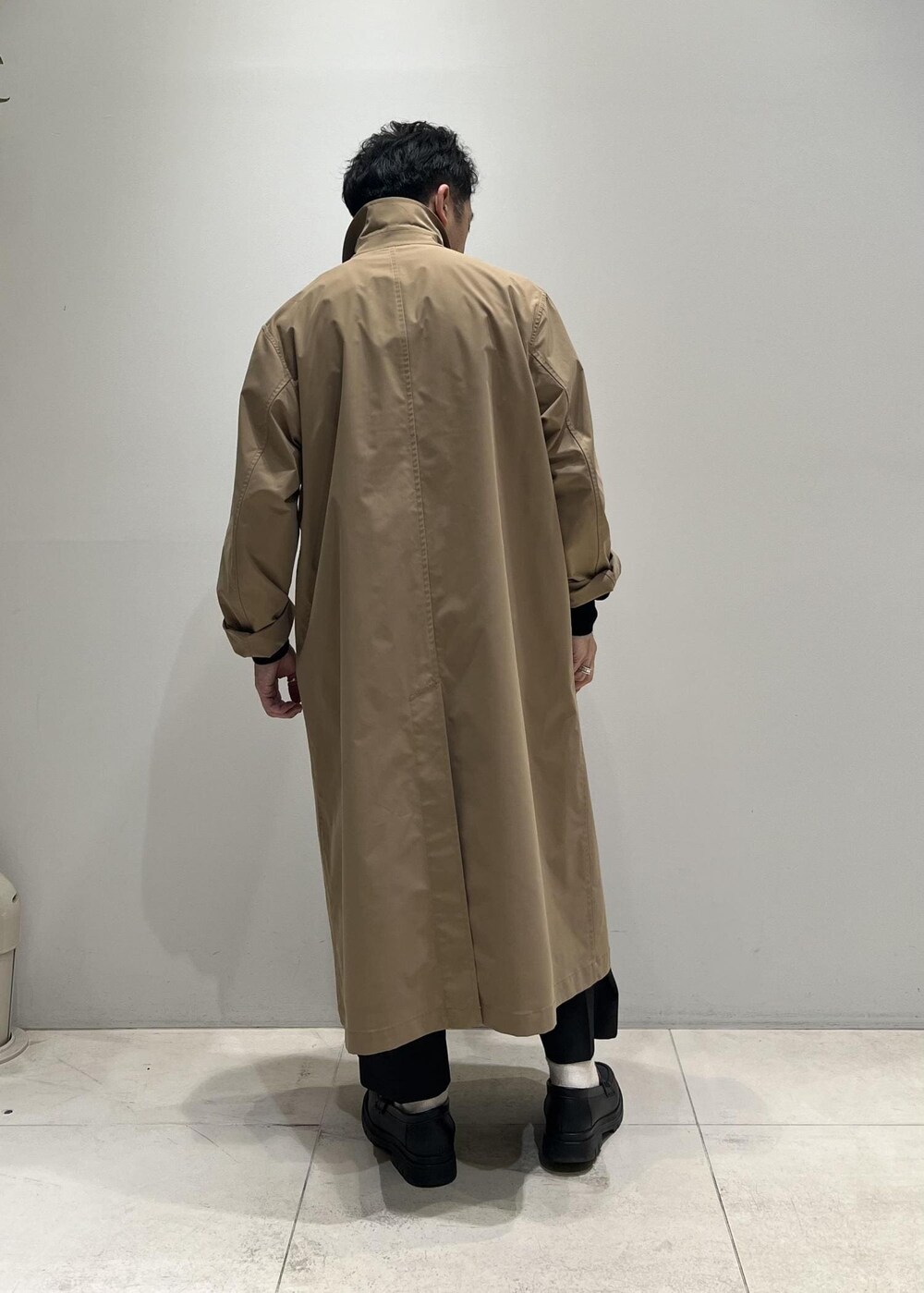 「24SS春の新作、ADAM ET ROPÉ、HOMME、UNISEX、骨格ストレート、イエベ、きれいめカジュアル、大人カジュアル、春、秋、冬、春コーデ、秋コーデ、冬コーデ、春ファッション」｜「ADAM ET ROPE'の撥水 高密度ウェザー ステンカラー オーバー コート / ロングシーズン着用可能 / ユニセックス（ステンカラーコート、イエロー系）」を使った、Yuuki Mizさん（メンズ・165cm）の春コーディネートの5枚目の写真
