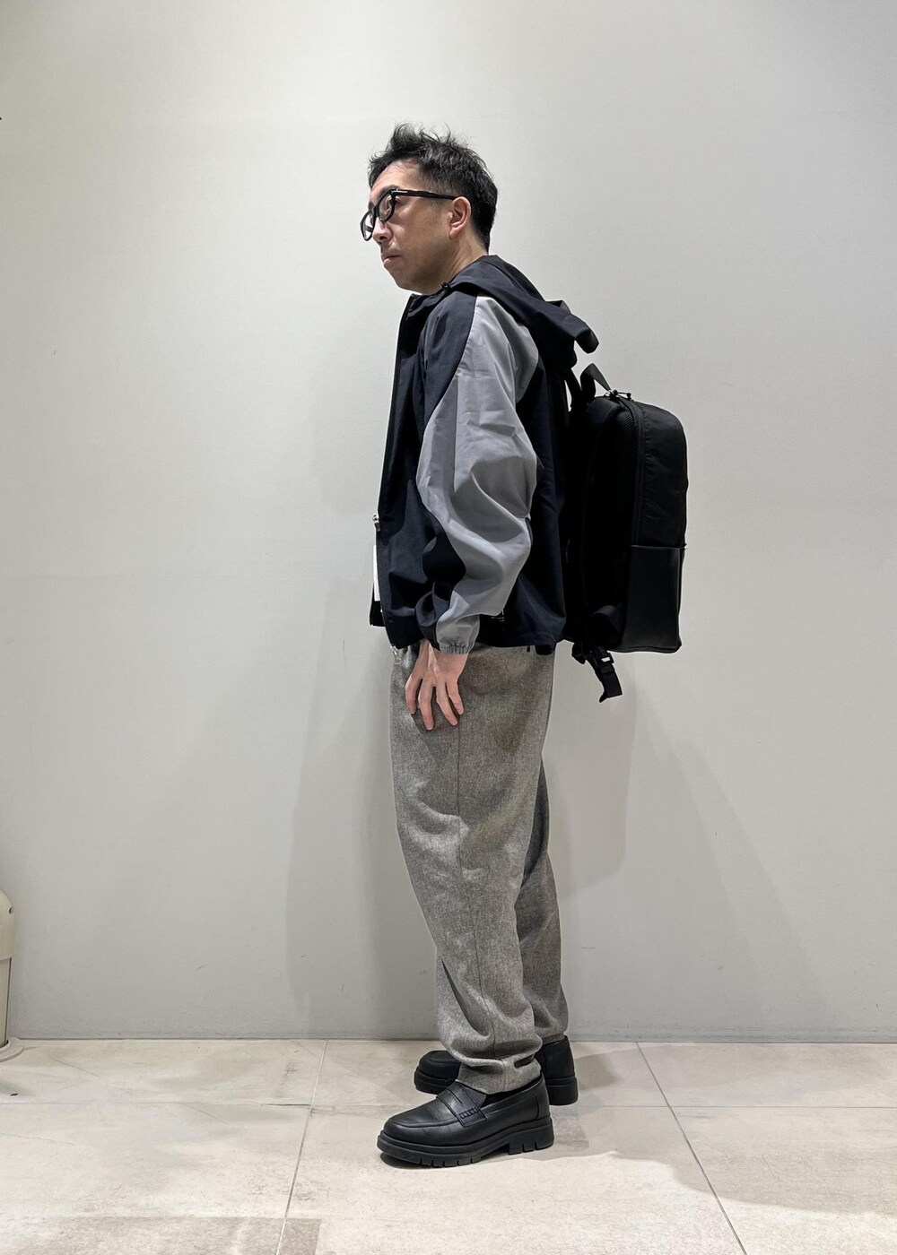 「ADAM ET ROPÉ、HOMME、UNISEX、骨格ストレート、イエベ、きれいめ、きれいめカジュアル、大人カジュアル、スポーティー、春コーデ、冬コーデ、春ファッション、冬ファッション、ワントーン、機能素材」｜「ADAM ET ROPE'の【CESSE】スクラップレザーボリュームソールローファー/リサイクルレザー/ユニセックス（ローファー、ブラック系）」を使った、Yuuki Mizさん（メンズ・165cm）の冬コーディネートの3枚目の写真