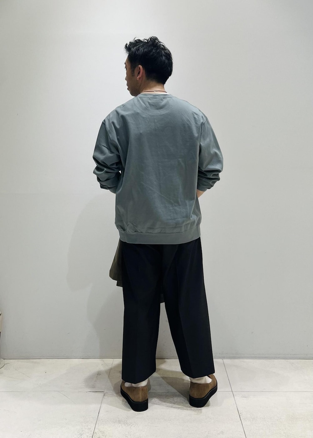 「コート、ADAM ET ROPÉ、HOMME、UNISEX、骨格ストレート、イエベ、きれいめ、きれいめカジュアル、春コーデ、秋コーデ、春ファッション、秋ファッション、アウター」｜「ADAM ET ROPE'の撥水 高密度ウェザー ステンカラー オーバー コート / ロングシーズン着用可能 / ユニセックス（ステンカラーコート、グリーン系）」を使った、Yuuki Mizさん（メンズ・165cm）の春コーディネートの4枚目の写真