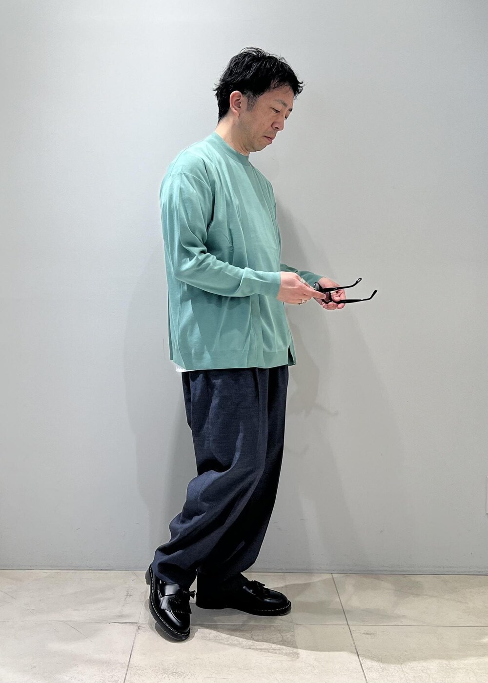 「ADAM ET ROPÉ、HOMME、UNISEX、骨格ストレート、イエベ、きれいめカジュアル、カジュアル、セットアイテム、春コーデ、夏コーデ、春ファッション、夏ファッション、ペールカラー、Tシャツ、ニット」｜「ADAM ET ROPE'の【2点セット】セーターマシーン カーディガン＆半袖T/アンサンブル（Tシャツ/カットソー、グリーン系）」を使った、Yuuki Mizさん（メンズ・165cm）の春コーディネートの2枚目の写真