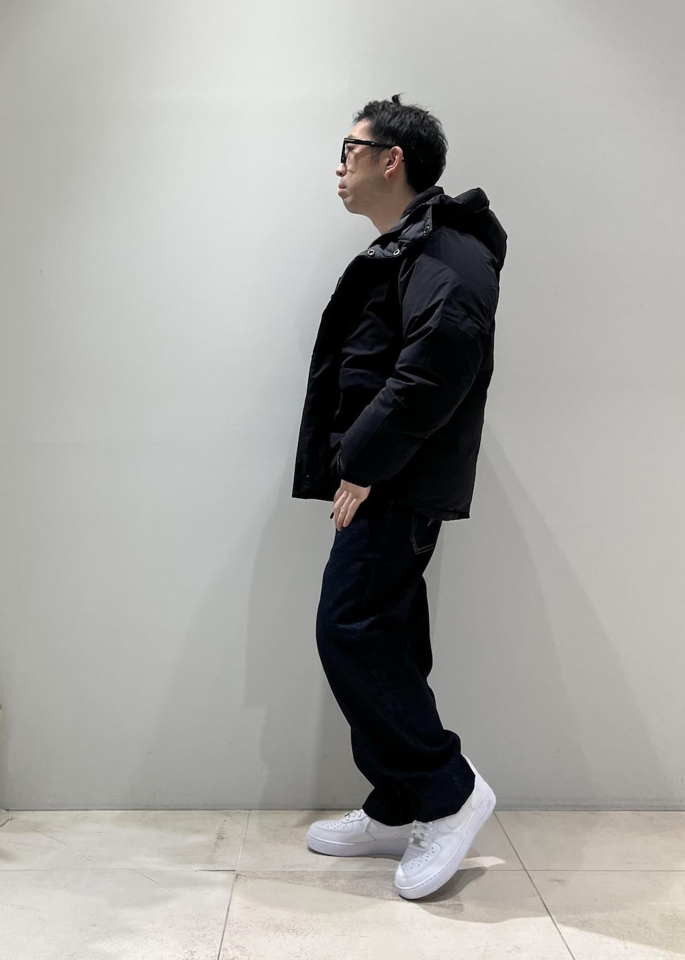 「お出かけ、ADAM ET ROPÉ、HOMME、UNISEX、骨格ストレート、イエベ、スポーティー、秋コーデ、冬コーデ、秋ファッション、冬ファッション、23AW秋の新作、23AW冬の新作、アウター、ダウン」｜「Levi'sの【Levi's(R) for BIOTOP】568 STAY LOOSE / UNISEX（デニムパンツ、ブルー系）」を使った、Yuuki Mizさん（メンズ・165cm）の冬コーディネートの5枚目の写真