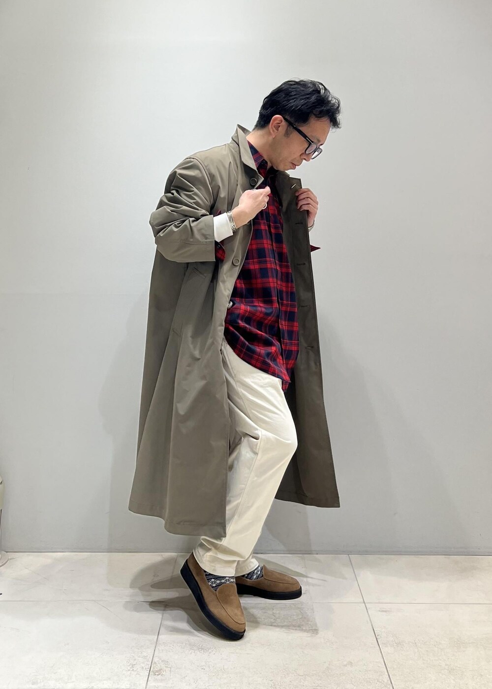 「ADAM ET ROPÉ、HOMME、UNISEX、骨格ストレート、イエベ、オーバーサイズ、ビッグシルエット、シャツ、アウター、コート、チェック」｜「Gramicciの【別注】《WEB限定 GRAMICCI / グラミチ》NN PANTS / GARMENT DYE TIGHT FIT（その他パンツ、ホワイト系）」を使った、Yuuki Mizさん（メンズ・165cm）の春コーディネートの7枚目の写真