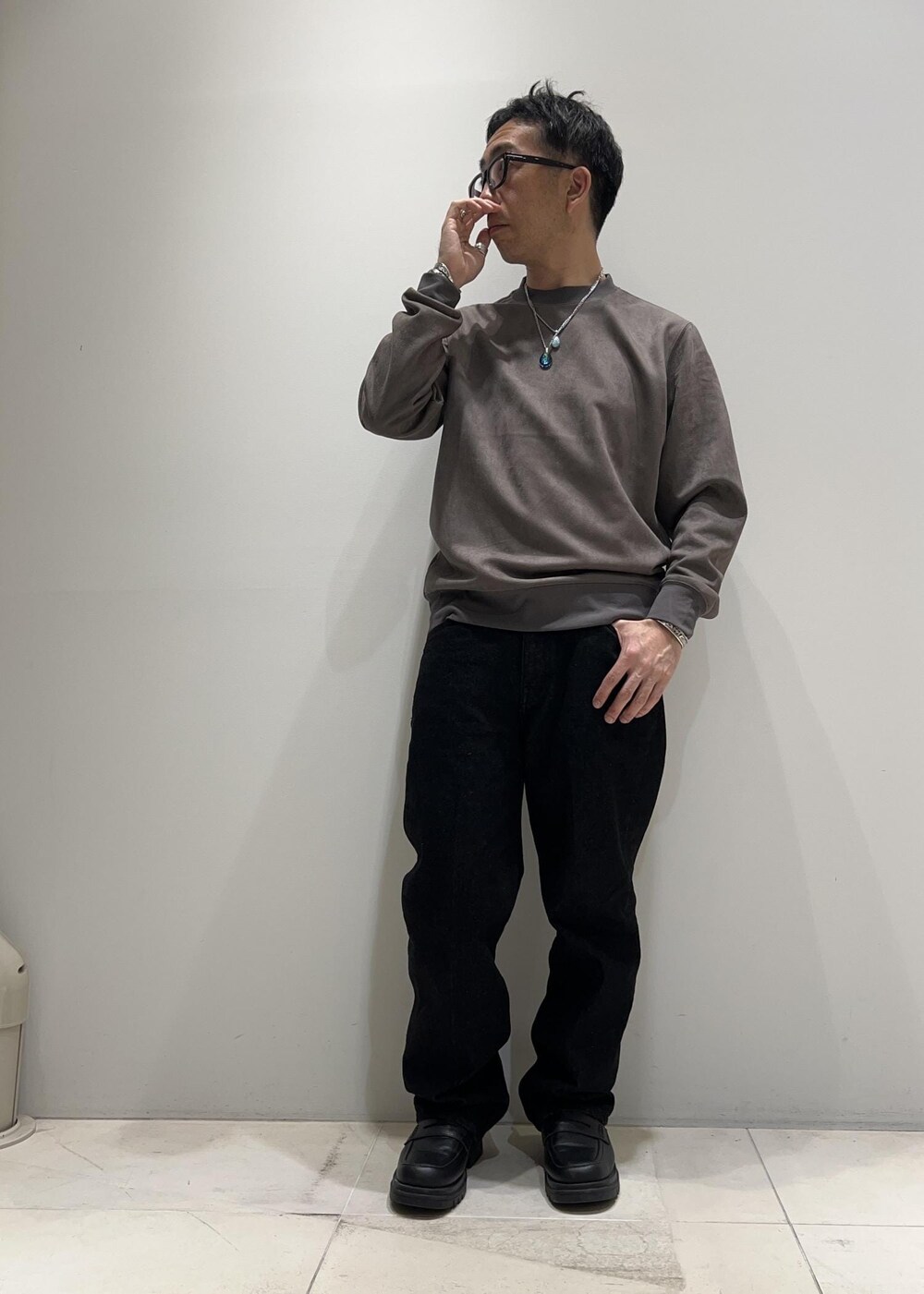 「ADAM ET ROPÉ、HOMME、UNISEX、骨格ストレート、イエベ、きれいめ、カジュアル、大人カジュアル、アウトドア、アースカラー、ジャケット、ブルゾン」｜「ADAM ET ROPE'の【コットンUSA】デニム センタークリース スラックス / サステナブル / セットアップ対応（デニムパンツ、ブラック系）」を使った、Yuuki Mizさん（メンズ・165cm）の秋コーディネートの5枚目の写真