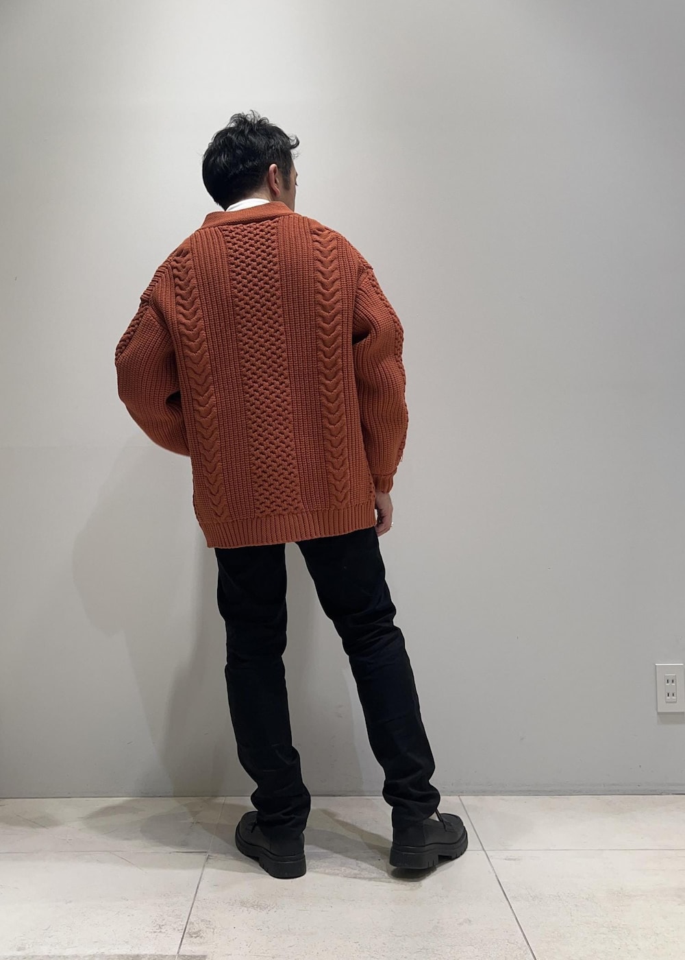 レッド系のカーディガン/ボレロを着用したメンズの春コーディネートの2枚目の写真