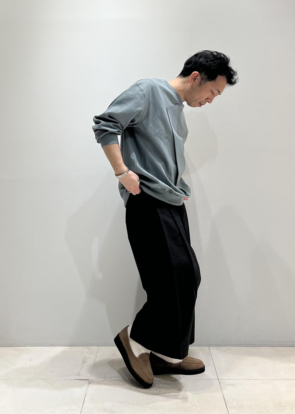 「コート、ADAM ET ROPÉ、HOMME、UNISEX、骨格ストレート、イエベ、きれいめ、きれいめカジュアル、春コーデ、秋コーデ、春ファッション、秋ファッション、アウター」｜「ADAM ET ROPE'の撥水 高密度ウェザー ステンカラー オーバー コート / ロングシーズン着用可能 / ユニセックス（ステンカラーコート、グリーン系）」を使った、Yuuki Mizさん（メンズ・165cm）の春コーディネートの2枚目の写真
