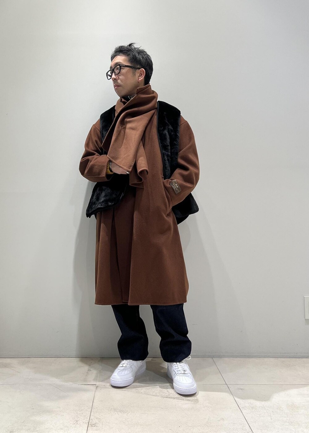 「ADAM ET ROPÉ、HOMME、UNISEX、骨格ストレート、イエベ、きれいめカジュアル、カジュアル、秋コーデ、冬コーデ、秋ファッション、冬ファッション、アウター、コート、デニムパンツ、メガネ」｜「Levi'sの【Levi's(R) for BIOTOP】568 STAY LOOSE / UNISEX（デニムパンツ、ブルー系）」を使った、Yuuki Mizさん（メンズ・165cm）の冬コーディネートの7枚目の写真