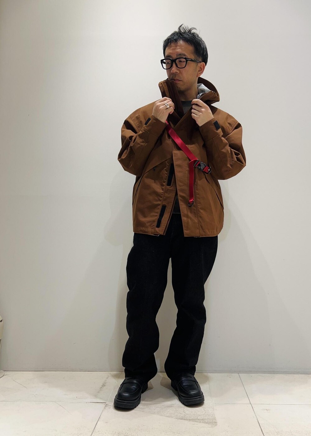 「ADAM ET ROPÉ、HOMME、UNISEX、骨格ストレート、イエベ、きれいめ、カジュアル、大人カジュアル、アウトドア、アースカラー、ジャケット、ブルゾン」｜「ADAM ET ROPE'の【コットンUSA】デニム センタークリース スラックス / サステナブル / セットアップ対応（デニムパンツ、ブラック系）」を使った、Yuuki Mizさん（メンズ・165cm）の秋コーディネートの4枚目の写真