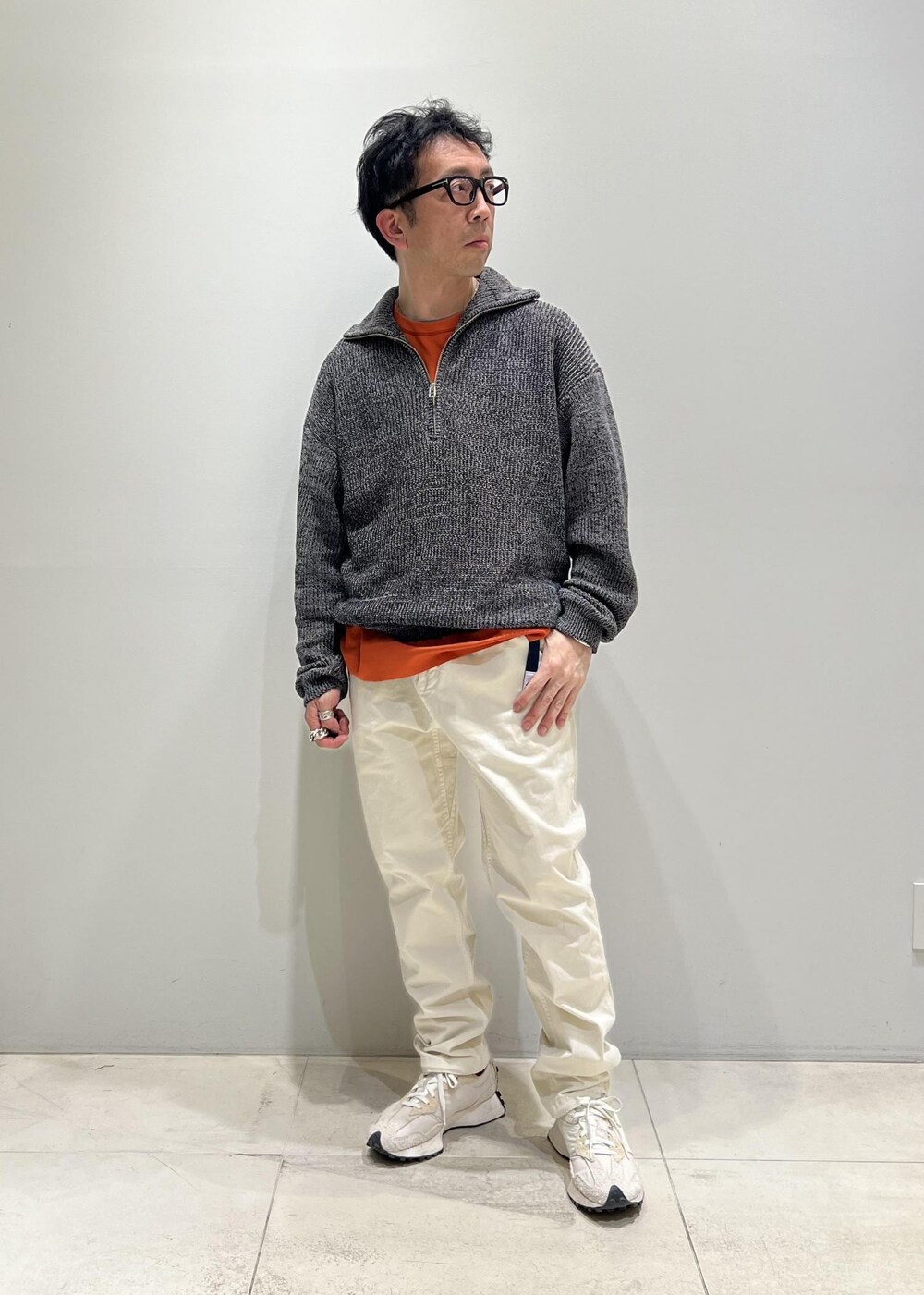 「ADAM ET ROPÉ、HOMME、UNISEX、骨格ストレート、イエベ、カジュアル、大人カジュアル、春コーデ、秋コーデ、春ファッション、秋ファッション、オーバーサイズ、ビッグシルエット、Tシャツ、ニット」｜「ADAM ET ROPE'のハイゲージ シャンブレー リバーシブル Tシャツ（Tシャツ/カットソー、ベージュ系）」を使った、Yuuki Mizさん（メンズ・165cm）の春コーディネートの7枚目の写真