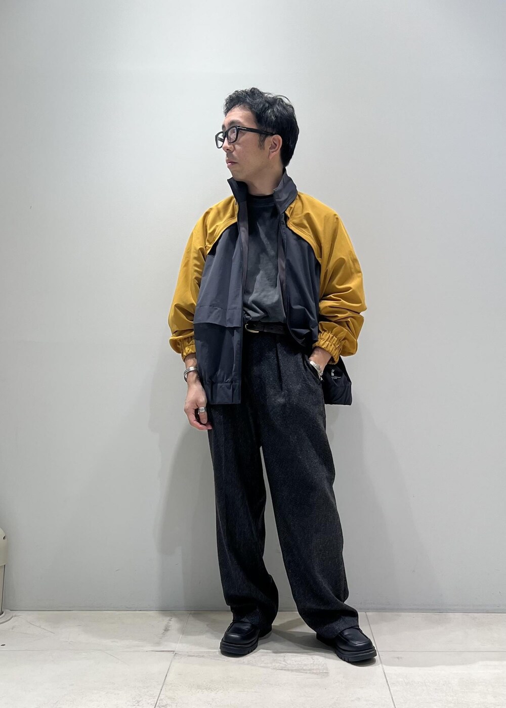 「ADAM ET ROPÉ、HOMME、UNISEX、骨格ストレート、イエベ、きれいめカジュアル、大人カジュアル、スポーティー、秋コーデ、秋ファッション、23AW秋の新作」｜「ADAM ET ROPE'の《Y-Sports》ナイロン ストレッチ スタンドカラー オーバーサイズ ブルゾン（ブルゾン、グレー系）」を使った、Yuuki Mizさん（メンズ・165cm）の秋コーディネートの2枚目の写真