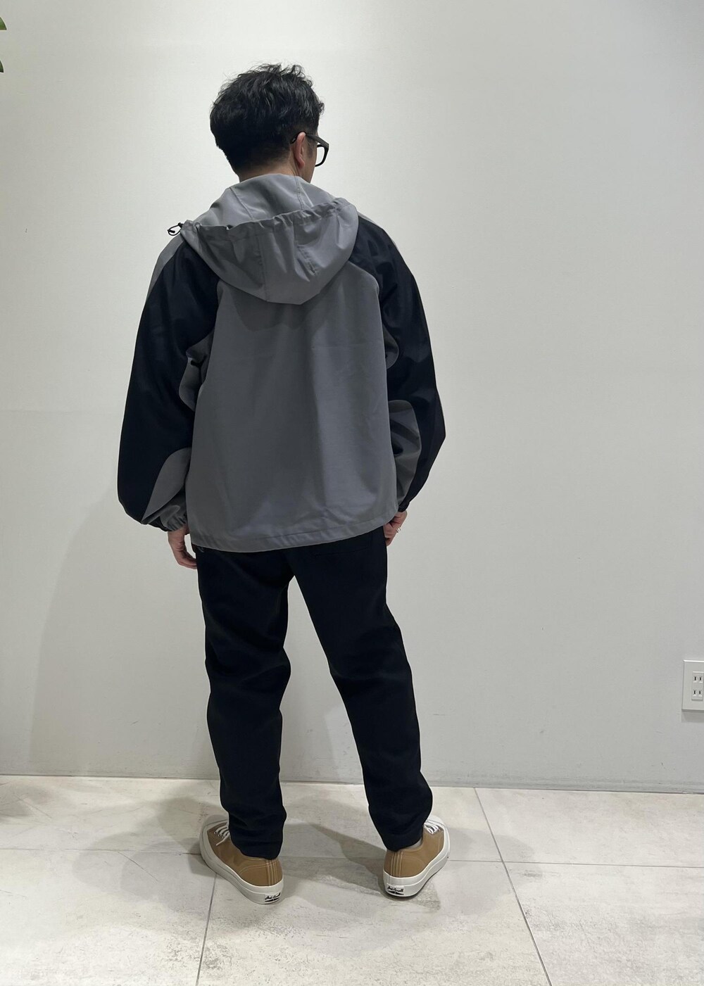 「ADAM ET ROPÉ、HOMME、UNISEX、骨格ストレート、イエベ、カジュアル、大人カジュアル、スポーティー、春コーデ、秋コーデ、春ファッション、秋ファッション」｜「ADAM ET ROPE'の【NIKKE/ニッケ】撥水タフタ オーバーサイズ フーディ ブルゾン（ブルゾン、グレー系）」を使った、Yuuki Mizさん（メンズ・165cm）の春コーディネートの5枚目の写真