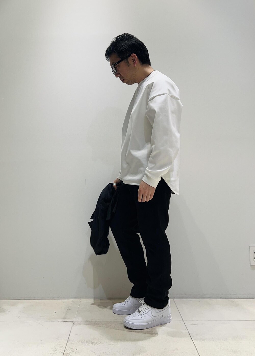 ブラック系のその他パンツ、ブラック系のブルゾン、ブラック系のバックパック/リュックを着用したメンズの春コーディネートの6枚目の写真