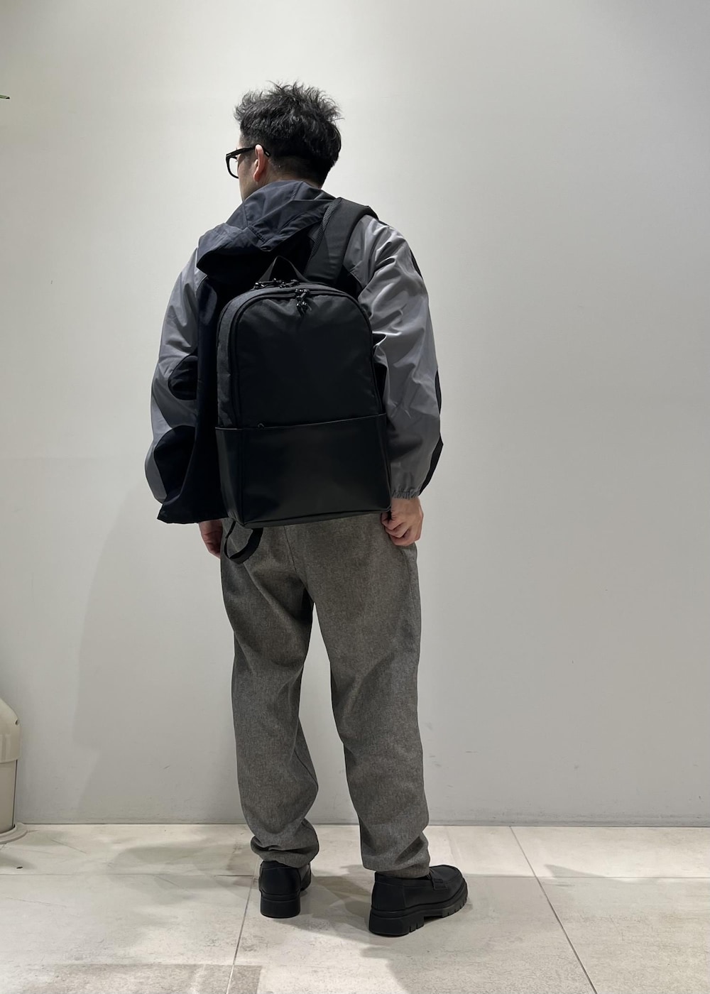 「ADAM ET ROPÉ、HOMME、UNISEX、骨格ストレート、イエベ、きれいめ、きれいめカジュアル、大人カジュアル、スポーティー、春コーデ、冬コーデ、春ファッション、冬ファッション、ワントーン、機能素材」｜「ADAM ET ROPE'の【CESSE】スクラップレザーボリュームソールローファー/リサイクルレザー/ユニセックス（ローファー、ブラック系）」を使った、Yuuki Mizさん（メンズ・165cm）の冬コーディネートの2枚目の写真