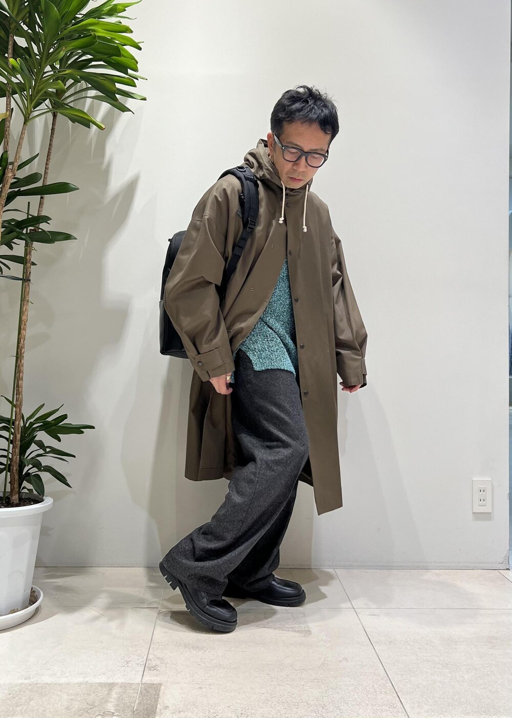 「ADAM ET ROPÉ、HOMME、UNISEX、骨格ストレート、イエベ、きれいめカジュアル、カジュアル、大人カジュアル、春コーデ、秋コーデ、春ファッション、秋ファッション、ニット、アウター、コート」｜「ADAM ET ROPE'の【CESSE】スクラップレザーボリュームソールローファー/リサイクルレザー/ユニセックス（ローファー、ブラック系）」を使った、Yuuki Mizさん（メンズ・165cm）の冬コーディネートの5枚目の写真