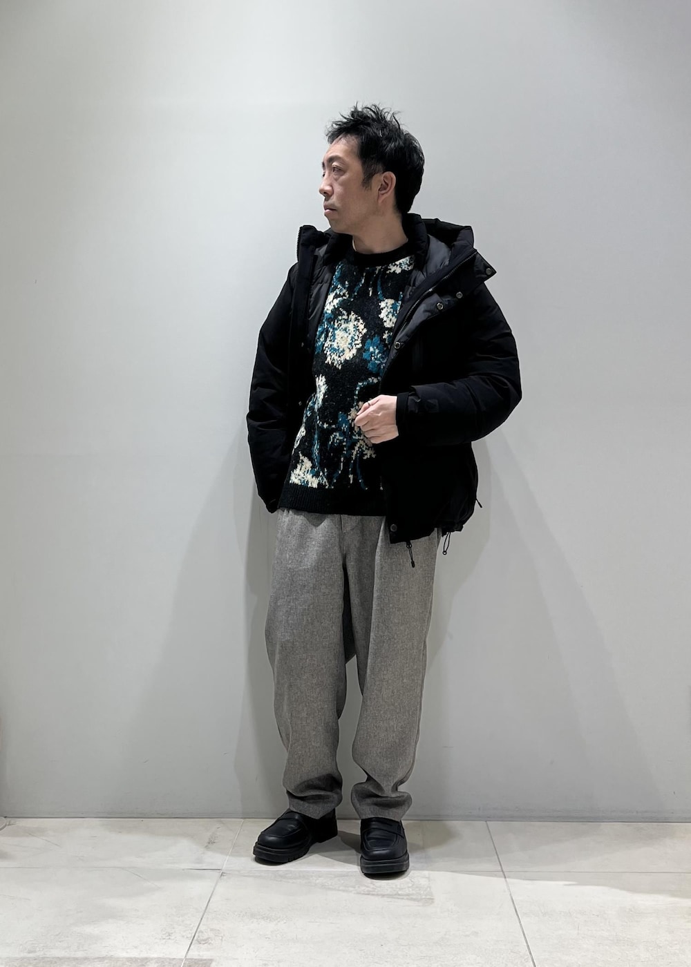 ブラック系のブルゾン、ベージュ系のブルゾン、ブラック系のダウンジャケット/コートを着用したメンズの冬コーディネートの7枚目の写真