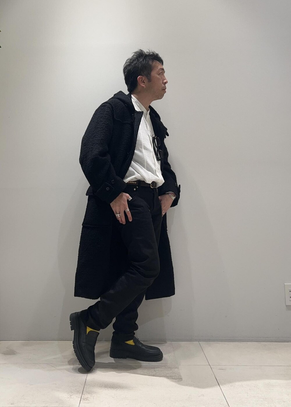 「ダッフルコート、ADAM ET ROPÉ、HOMME、UNISEX、骨格ストレート、イエベ、きれいめ、きれいめカジュアル、モノトーン、シャツ、コート」｜「ADAM ET ROPE'の【CESSE】スクラップレザーボリュームソールローファー/リサイクルレザー/ユニセックス（ローファー、ブラック系）」を使った、Yuuki Mizさん（メンズ・165cm）の冬コーディネートの2枚目の写真