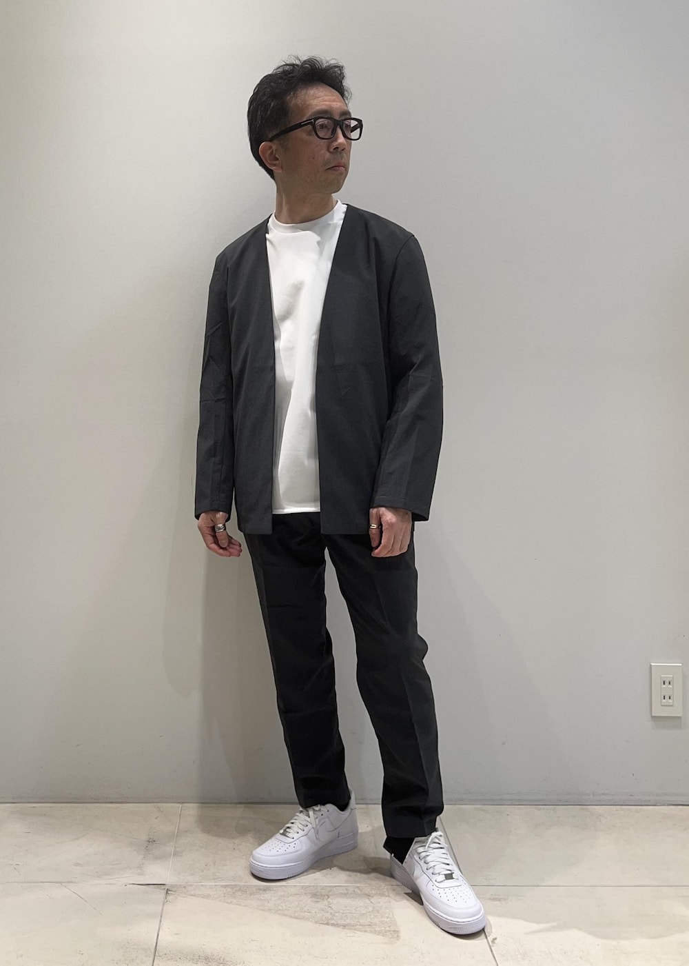 「ADAM ET ROPÉ、HOMME、UNISEX、骨格ストレート、イエベ、きれいめ、きれいめカジュアル、スーツ、セットアップ、セットアイテム、SETアイテム、春コーデ、春ファッション、23SS春の新作」｜「ADAM ET ROPE'のポンチ ドロップショルダー キックバック ロングスリーブTee / 高機能ストレッチ / ロングシーズン着用可能（Tシャツ/カットソー、ホワイト系）」を使った、Yuuki Mizさん（メンズ・165cm）の春コーディネートの2枚目の写真