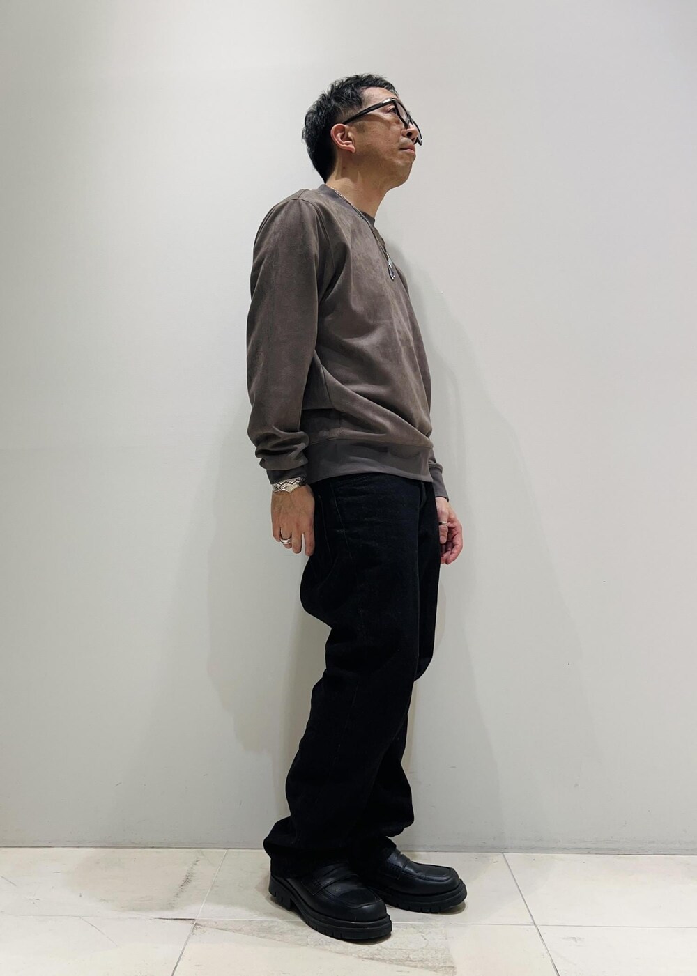 「ADAM ET ROPÉ、HOMME、UNISEX、骨格ストレート、イエベ、きれいめ、カジュアル、大人カジュアル、アウトドア、アースカラー、ジャケット、ブルゾン」｜「ADAM ET ROPE'の【コットンUSA】デニム センタークリース スラックス / サステナブル / セットアップ対応（デニムパンツ、ブラック系）」を使った、Yuuki Mizさん（メンズ・165cm）の秋コーディネートの6枚目の写真