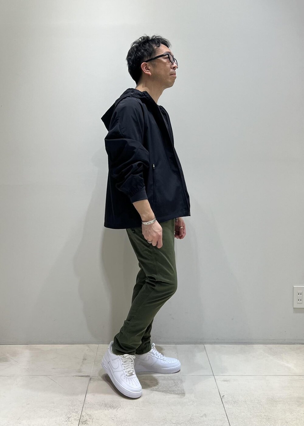 「ADAM ET ROPÉ、HOMME、UNISEX、骨格ストレート、イエベ、スポーティー、春コーデ、秋コーデ、春ファッション、秋ファッション、アウター、ブルゾン」｜「ADAM ET ROPE'の【NIKKE/ニッケ】撥水タフタ オーバーサイズ フーディ ブルゾン（ブルゾン、ブルー系）」を使った、Yuuki Mizさん（メンズ・165cm）の春コーディネートの6枚目の写真