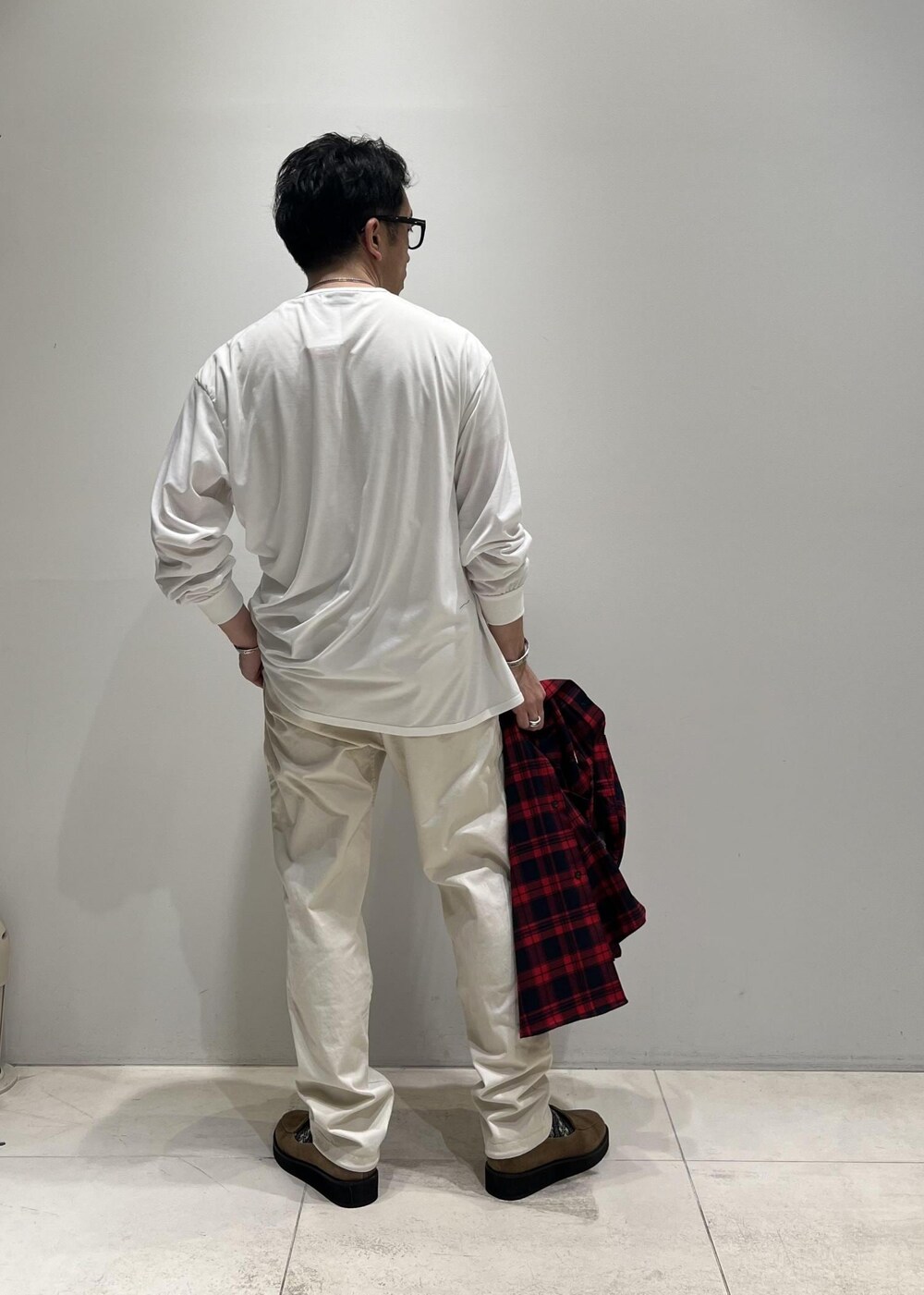「チェックシャツ、オールホワイト、ADAM ET ROPÉ、HOMME、UNISEX、骨格ストレート、イエベ、きれいめカジュアル、大人カジュアル、春、春コーデ、春ファッション、オーバーサイズ、ビッグシルエット、シャツ」｜「Gramicciの【別注】《WEB限定 GRAMICCI / グラミチ》NN PANTS / GARMENT DYE TIGHT FIT（その他パンツ、ホワイト系）」を使った、Yuuki Mizさん（メンズ・165cm）の春コーディネートの3枚目の写真