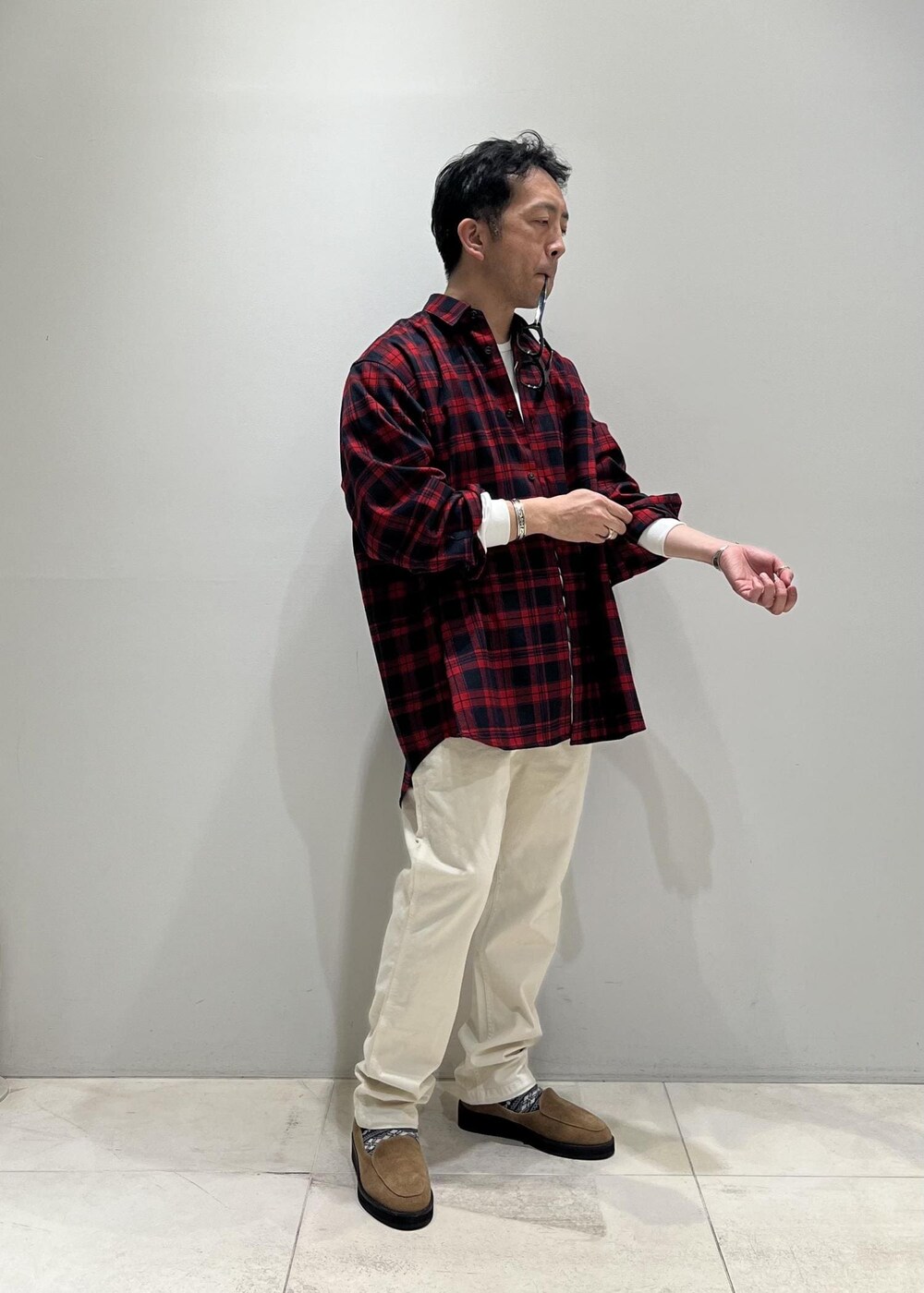「チェックシャツ、オールホワイト、ADAM ET ROPÉ、HOMME、UNISEX、骨格ストレート、イエベ、きれいめカジュアル、大人カジュアル、春、春コーデ、春ファッション、オーバーサイズ、ビッグシルエット、シャツ」｜「Gramicciの【別注】《WEB限定 GRAMICCI / グラミチ》NN PANTS / GARMENT DYE TIGHT FIT（その他パンツ、ホワイト系）」を使った、Yuuki Mizさん（メンズ・165cm）の春コーディネートの5枚目の写真