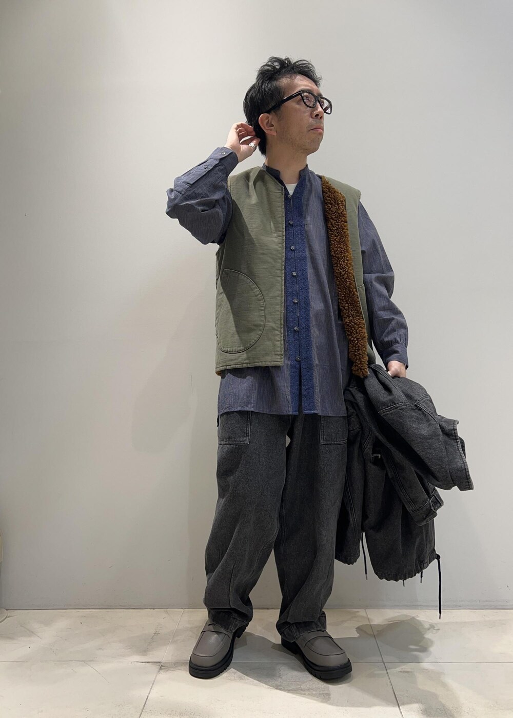 「ADAM ET ROPÉ、HOMME、UNISEX、骨格ストレート、イエベ、カジュアル、春コーデ、秋コーデ、春ファッション、秋ファッション、ビッグシルエット」｜「ADAM ET ROPE'の【CESSE】スクラップレザーボリュームソールローファー/リサイクルレザー/ユニセックス（ローファー、グレー系）」を使った、Yuuki Mizさん（メンズ・165cm）の春コーディネートの3枚目の写真