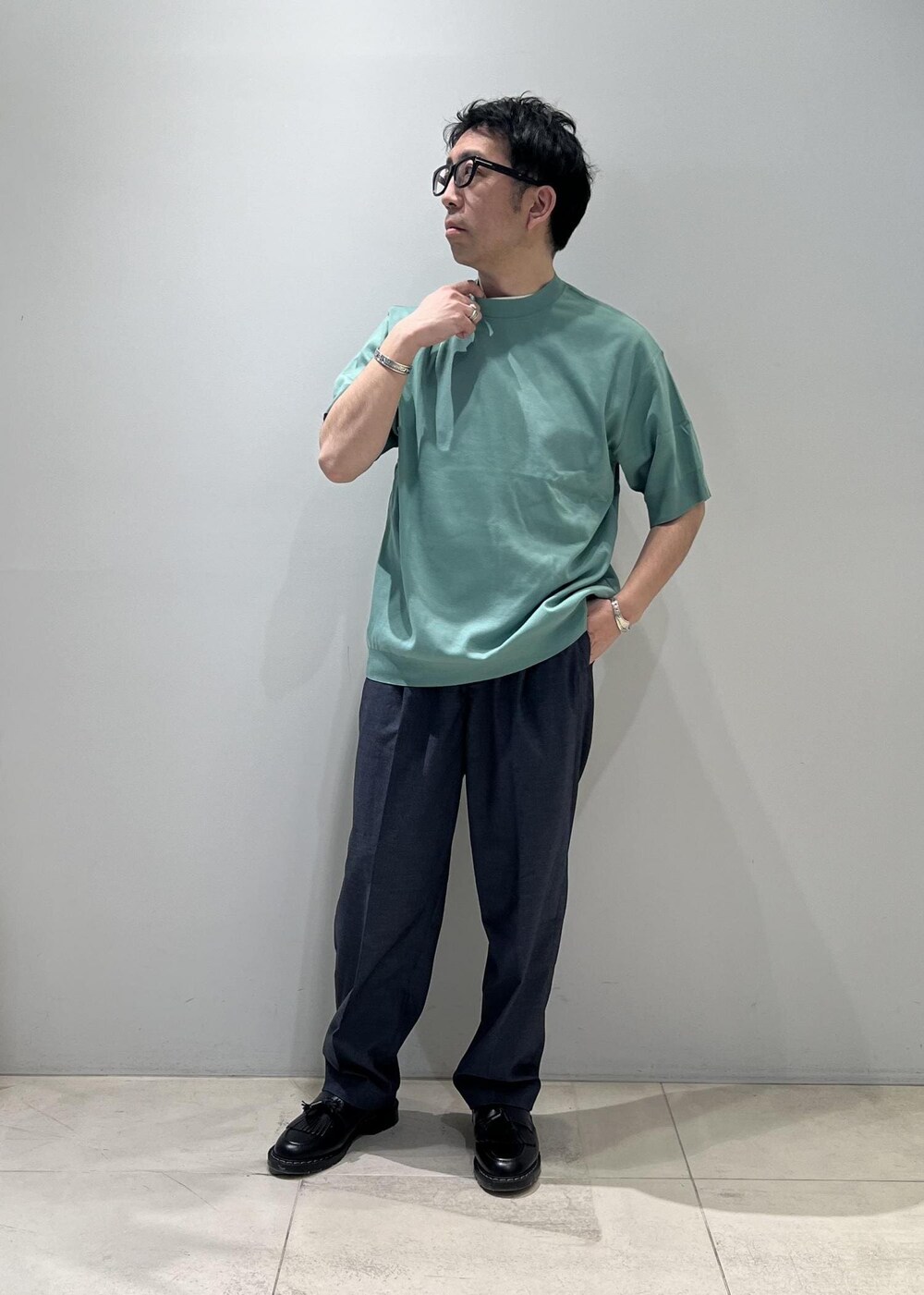 「ADAM ET ROPÉ、HOMME、UNISEX、骨格ストレート、イエベ、きれいめカジュアル、カジュアル、セットアイテム、春コーデ、夏コーデ、春ファッション、夏ファッション、ペールカラー、Tシャツ、ニット」｜「ADAM ET ROPE'の【2点セット】セーターマシーン カーディガン＆半袖T/アンサンブル（Tシャツ/カットソー、グリーン系）」を使った、Yuuki Mizさん（メンズ・165cm）の春コーディネートの5枚目の写真