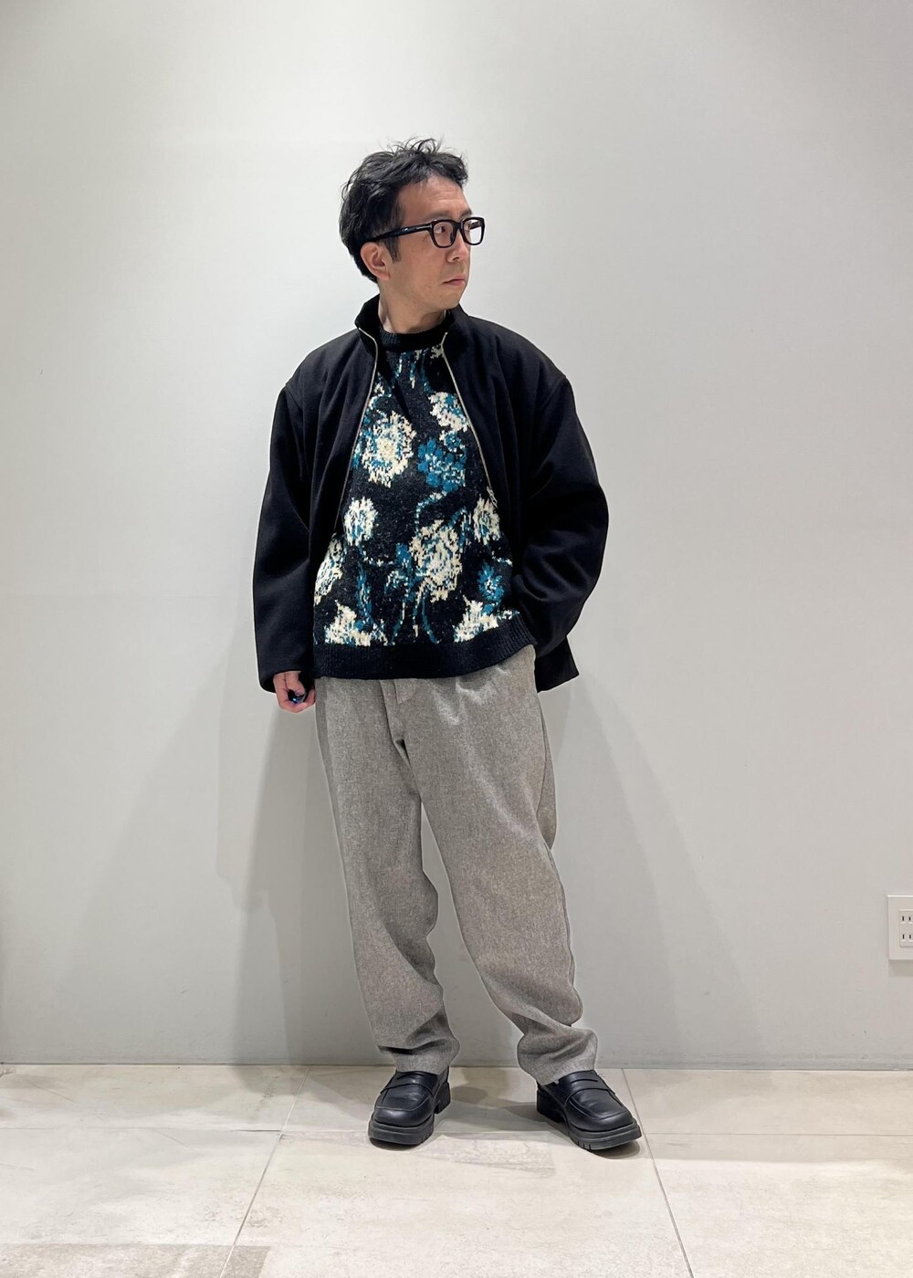 ブラック系のブルゾン、ベージュ系のブルゾン、ブラック系のダウンジャケット/コートを着用したメンズの冬コーディネートの5枚目の写真