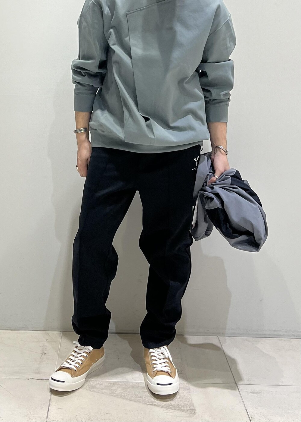 「ADAM ET ROPÉ、HOMME、UNISEX、骨格ストレート、イエベ、カジュアル、大人カジュアル、スポーティー、春コーデ、秋コーデ、春ファッション、秋ファッション」｜「ADAM ET ROPE'の【NIKKE/ニッケ】撥水タフタ オーバーサイズ フーディ ブルゾン（ブルゾン、グレー系）」を使った、Yuuki Mizさん（メンズ・165cm）の春コーディネートの8枚目の写真