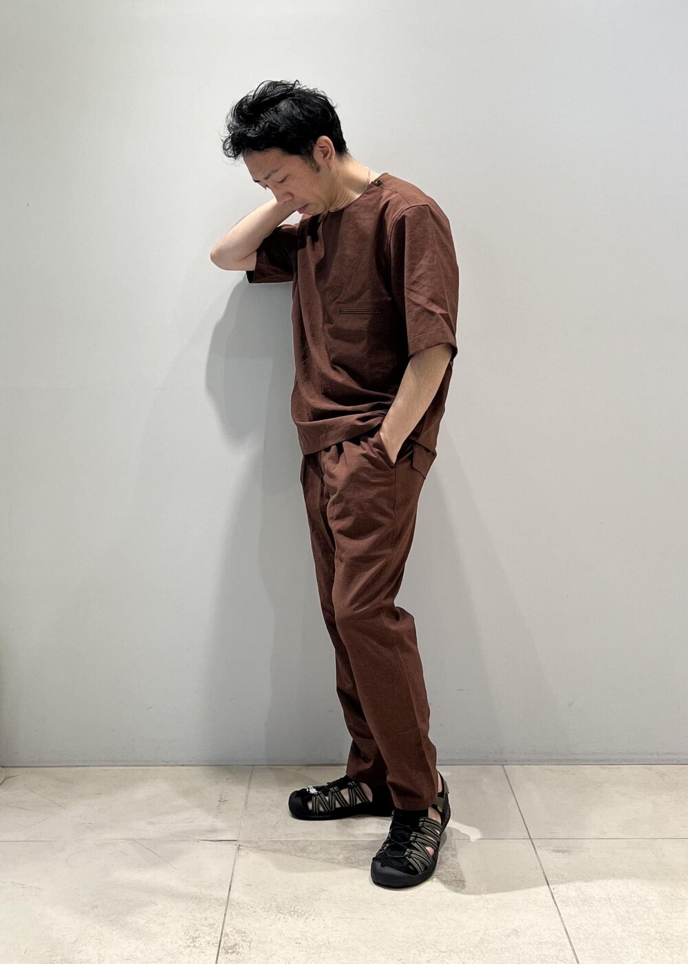 「ADAM ET ROPÉ、HOMME、UNISEX、サステナブル、骨格ストレート、イエベ、セットアップ、セットアイテム、春、夏、春コーデ、夏コーデ、春ファッション、夏ファッション、接触冷感」｜「ADAM ET ROPE'の【洗えるセットアップ】RIRANCHA Tシャツ & イージーパンツ / 防シワ性 / ユニセックス（セットアップ、ブラウン系）」を使った、Yuuki Mizさん（メンズ・165cm）の春コーディネートの3枚目の写真