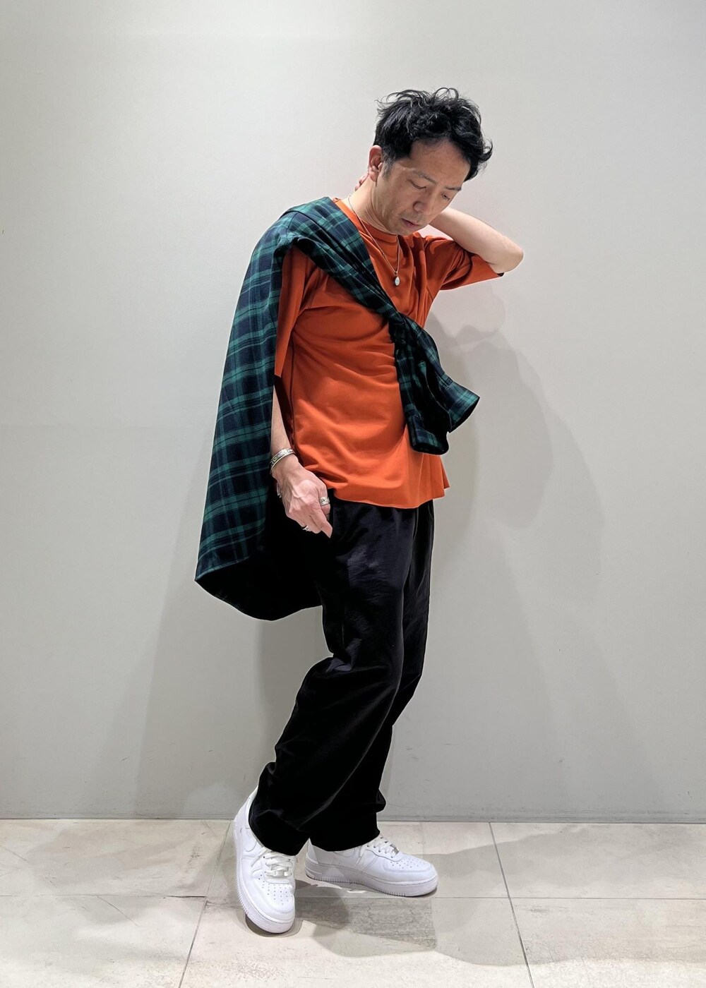 「ADAM ET ROPÉ、HOMME、UNISEX、骨格ストレート、イエベ、カジュアル、大人カジュアル、春コーデ、春ファッション、Tシャツ、シャツ、ニット、チェック」｜「ADAM ET ROPE'のハイゲージ シャンブレー リバーシブル Tシャツ（Tシャツ/カットソー、ベージュ系）」を使った、Yuuki Mizさん（メンズ・165cm）の春コーディネートの9枚目の写真