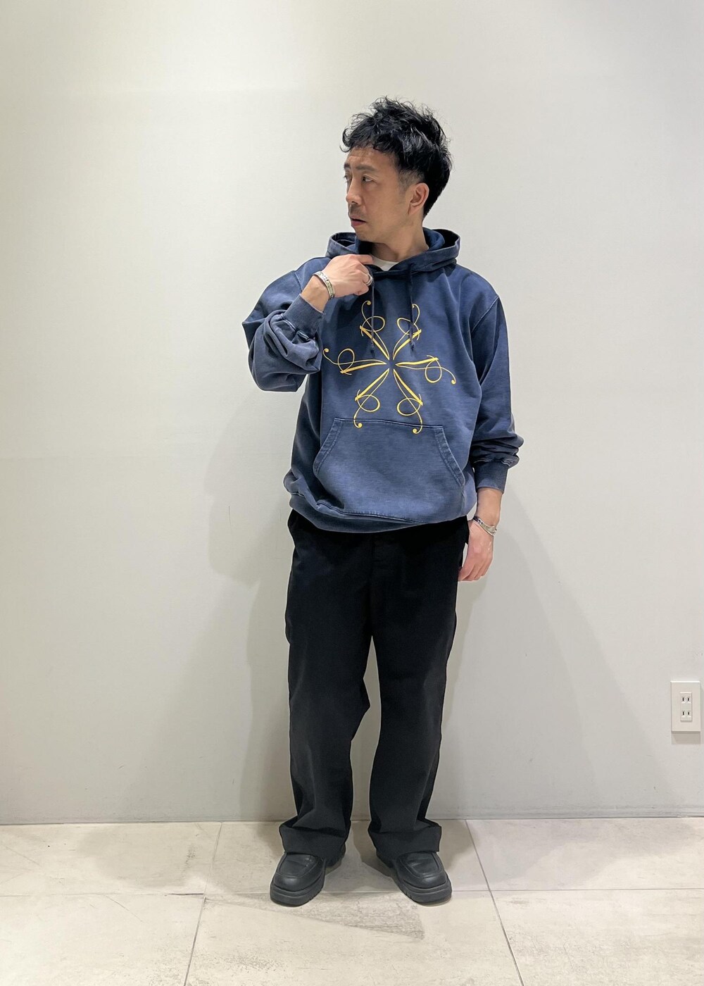 「ADAM ET ROPÉ、HOMME、UNISEX、骨格ストレート、イエベ、カジュアル、大人カジュアル、春、春コーデ、春ファッション、ビッグシルエット、パーカー」｜「ADAM ET ROPE'のオーガニックコットン LOGO スウェット パーカ / UNISEX（パーカー、ブルー系）」を使った、Yuuki Mizさん（メンズ・165cm）の春コーディネートの7枚目の写真