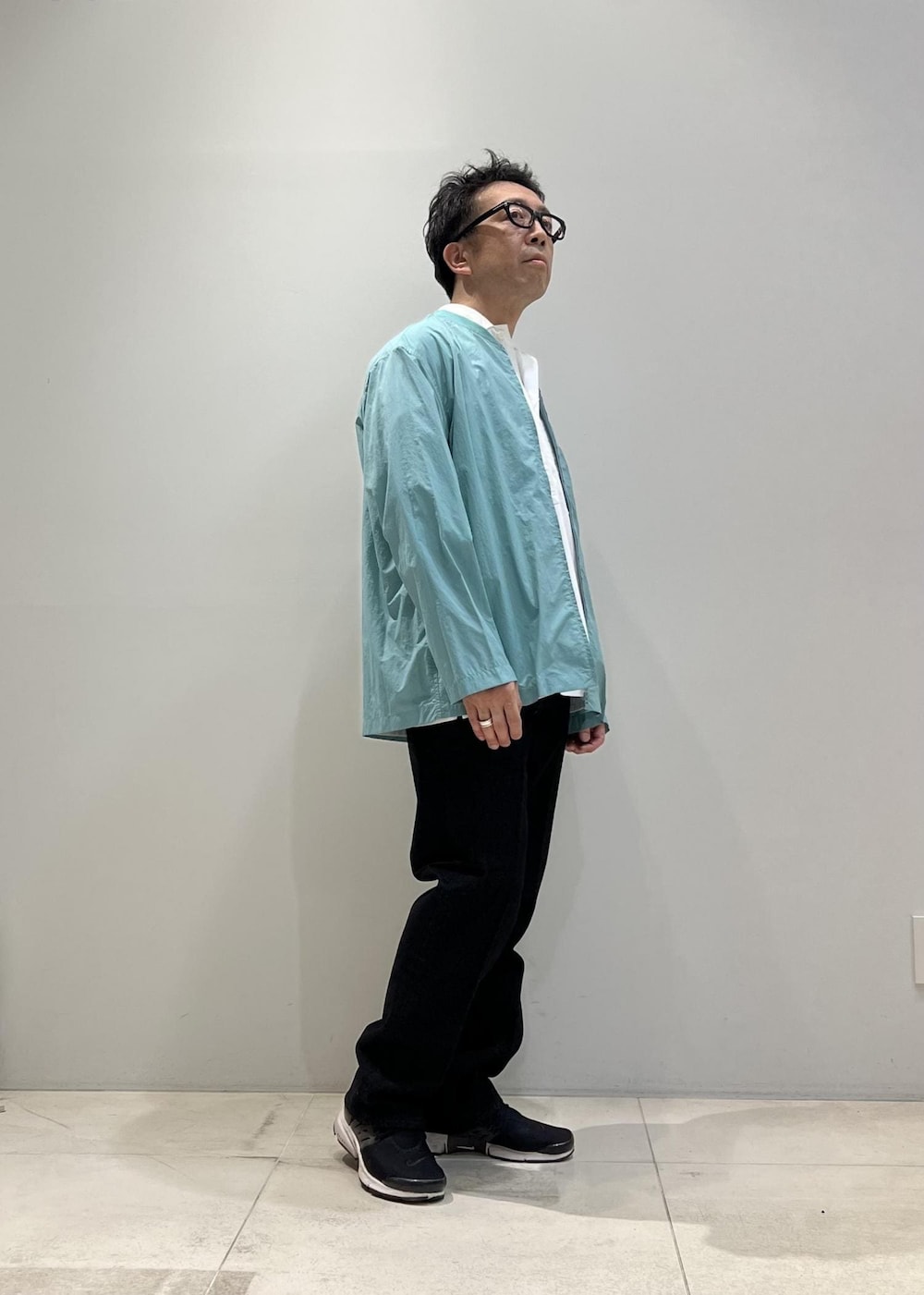 「ADAM ET ROPÉ、HOMME、UNISEX、骨格ストレート、イエベ、きれいめカジュアル、カジュアル、春、夏、秋、春コーデ、夏コーデ、秋コーデ、春ファッション、夏ファッション」｜「ADAM ET ROPE'の【コットンUSA】デニム センタークリース スラックス / サステナブル / セットアップ対応（デニムパンツ、ブラック系）」を使った、Yuuki Mizさん（メンズ・165cm）の夏コーディネートの3枚目の写真
