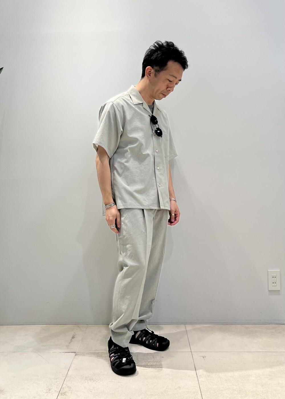 「ADAM ET ROPÉ、HOMME、UNISEX、骨格ストレート、イエベ、きれいめ、きれいめカジュアル、大人カジュアル、夏、夏コーデ、夏ファッション、23SS夏の新作、機能素材、洗える」｜「ADAM ET ROPE'の洗えるセットアップ【RIRANCHA】オープンカラーシャツ ＆ イージーパンツ / 防シワ性 / ユニセックス（セットアップ、グリーン系）」を使った、Yuuki Mizさん（メンズ・165cm）の夏コーディネートの4枚目の写真