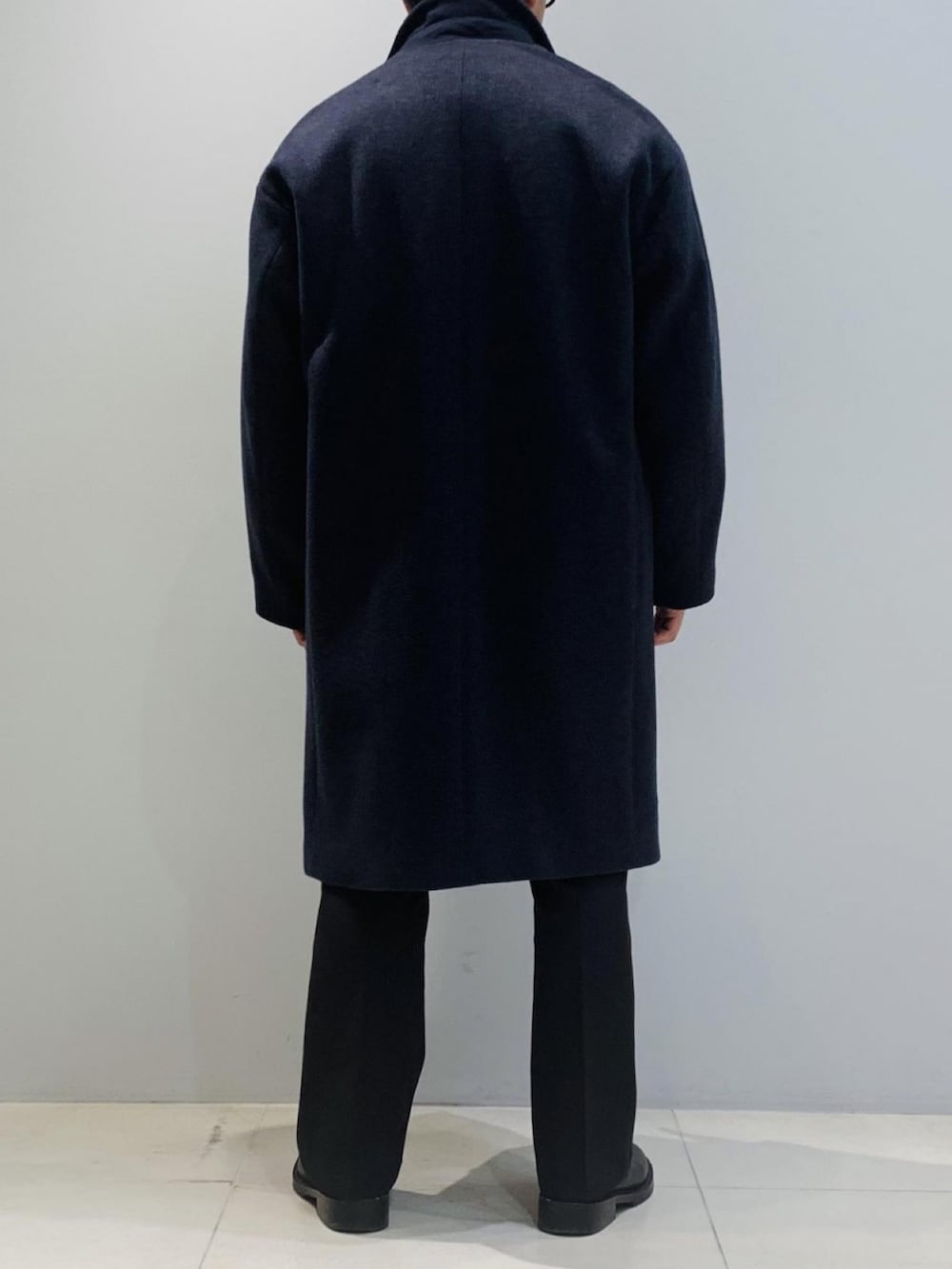 ブラック系のブーツ、ブラック系のその他パンツ、ブルー系のチェスターコートを着用したメンズの冬コーディネートの3枚目の写真