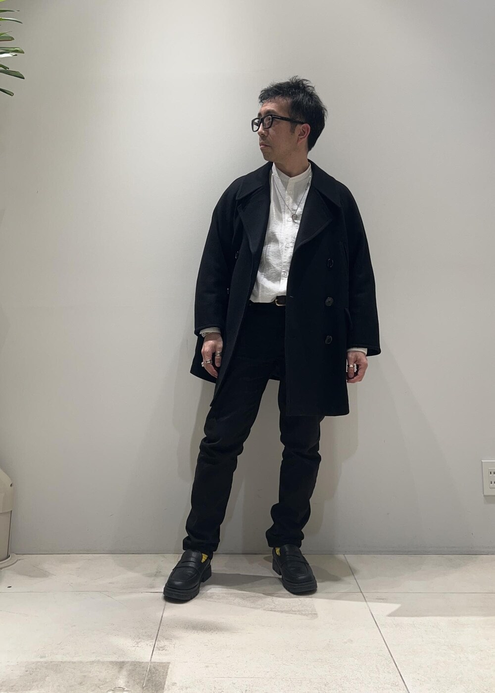 「ADAM ET ROPÉ、HOMME、UNISEX、骨格ストレート、イエベ、冬、冬コーデ、冬ファッション、シャツ、ジャケット、コート、メガネ」｜「ADAM ET ROPE'の【CESSE】スクラップレザーボリュームソールローファー/リサイクルレザー/ユニセックス（ローファー、ブラック系）」を使った、Yuuki Mizさん（メンズ・165cm）の冬コーディネートの3枚目の写真