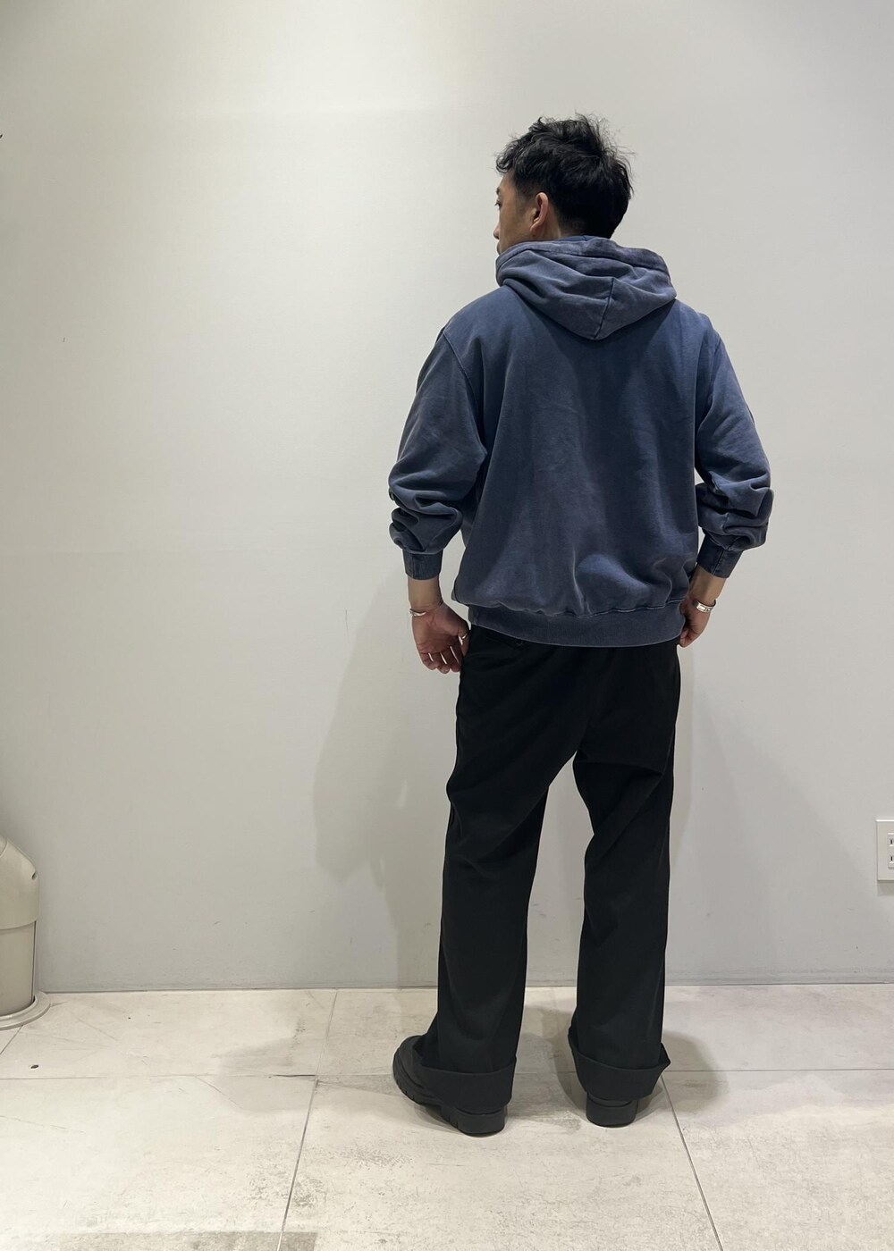 「ADAM ET ROPÉ、HOMME、UNISEX、骨格ストレート、イエベ、カジュアル、大人カジュアル、春、春コーデ、春ファッション、ビッグシルエット、パーカー」｜「ADAM ET ROPE'のオーガニックコットン LOGO スウェット パーカ / UNISEX（パーカー、ブルー系）」を使った、Yuuki Mizさん（メンズ・165cm）の春コーディネートの4枚目の写真