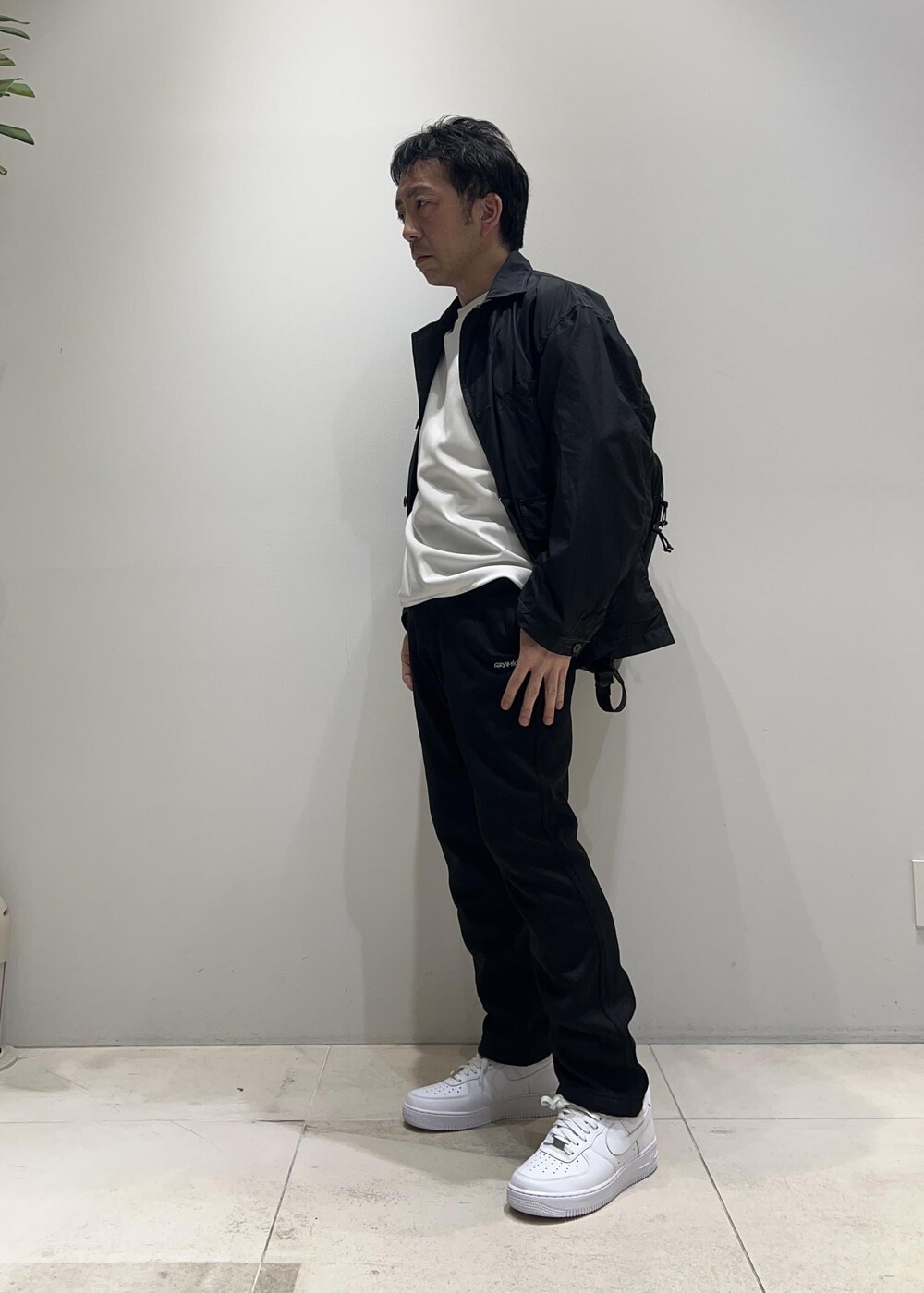 ブラック系のその他パンツ、ブラック系のブルゾン、ブラック系のバックパック/リュックを着用したメンズの春コーディネートの2枚目の写真