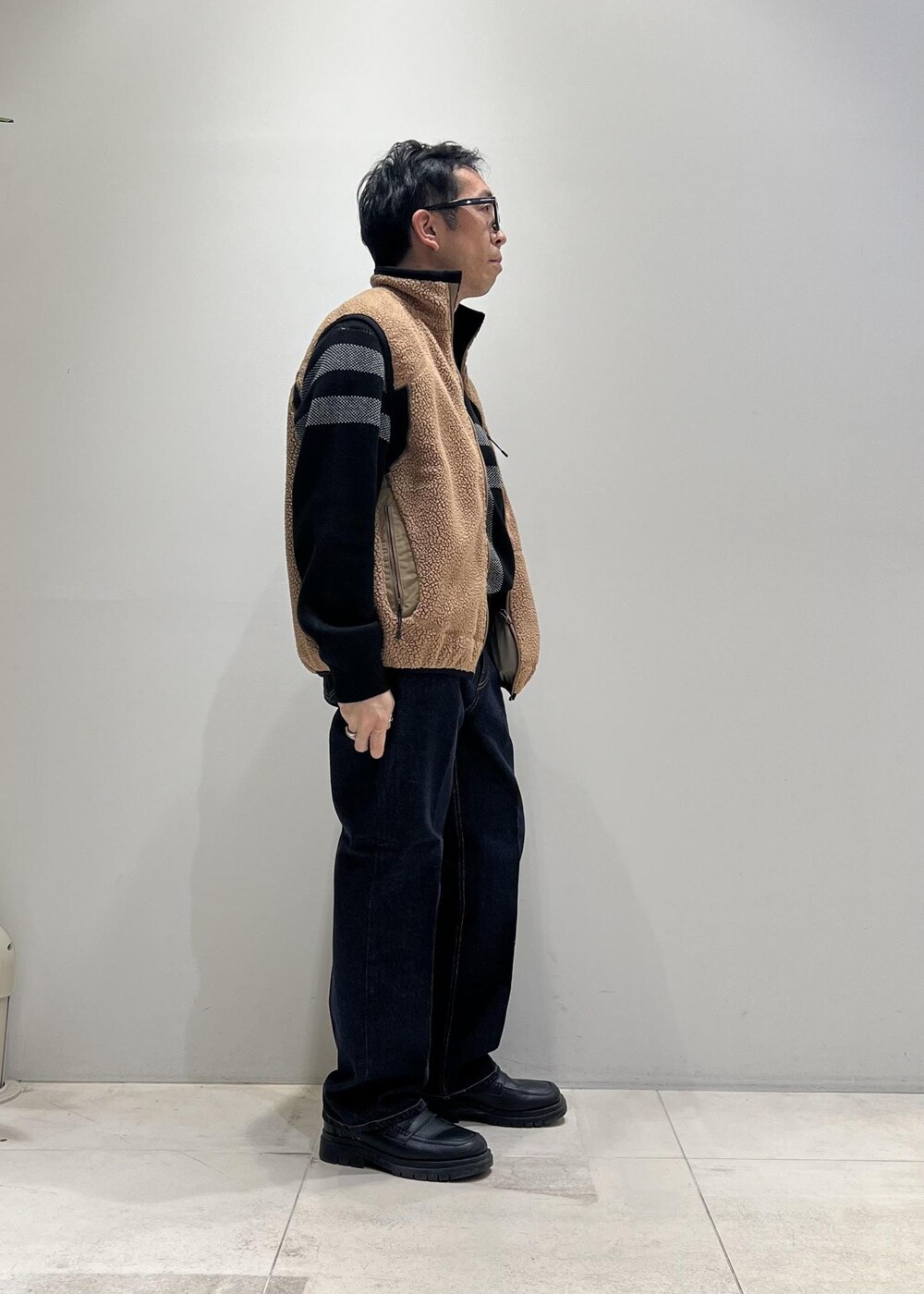 「ADAM ET ROPÉ、HOMME、UNISEX、骨格ストレート、イエベ、カジュアル、大人カジュアル、春コーデ、秋コーデ、春ファッション、秋ファッション、ベスト、デニムパンツ」|「ADAM ET ROPE'の【コットンUSA】デニム センタークリース スラックス/サステナブル/セットアップ対応(デニムパンツ、ブルー系)」を使った、Yuuki Mizさん(メンズ・165cm)の冬コーディネートの4枚目の写真