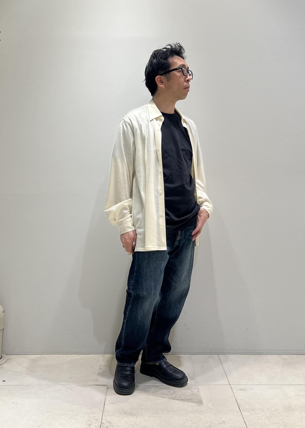 ブルー系のデニムパンツ、ホワイト系のシャツ/ブラウス、ブラック系のTシャツ/カットソーを着用したメンズの春コーディネートの8枚目の写真