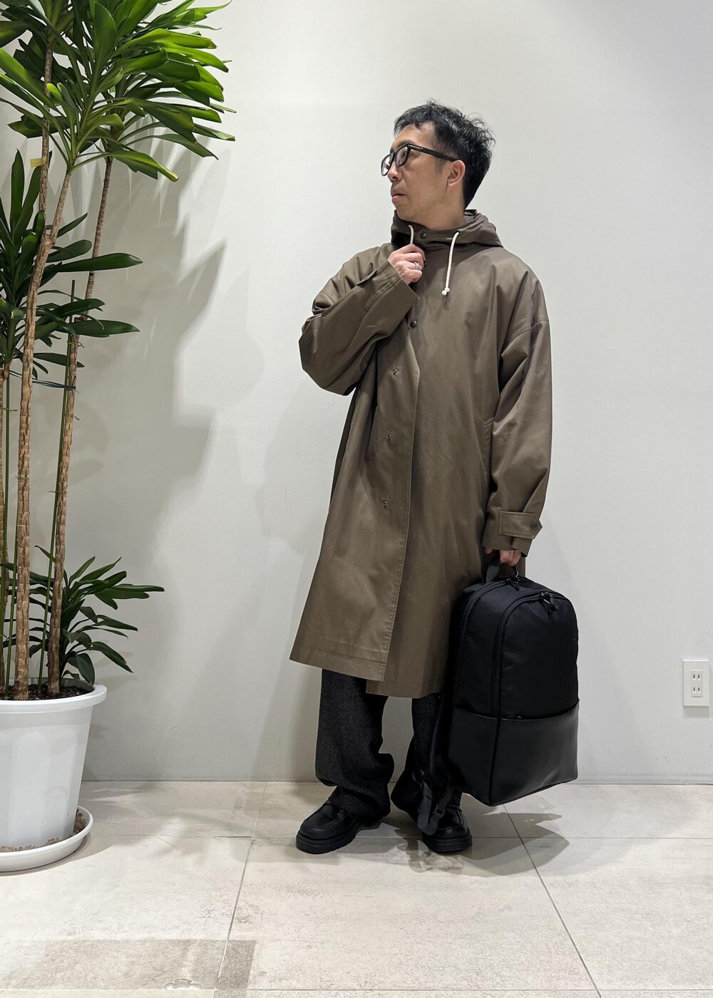 「ADAM ET ROPÉ、HOMME、UNISEX、骨格ストレート、イエベ、きれいめカジュアル、カジュアル、大人カジュアル、春コーデ、秋コーデ、春ファッション、秋ファッション、ニット、アウター、コート」｜「ADAM ET ROPE'の【CESSE】スクラップレザーボリュームソールローファー/リサイクルレザー/ユニセックス（ローファー、ブラック系）」を使った、Yuuki Mizさん（メンズ・165cm）の冬コーディネートの7枚目の写真