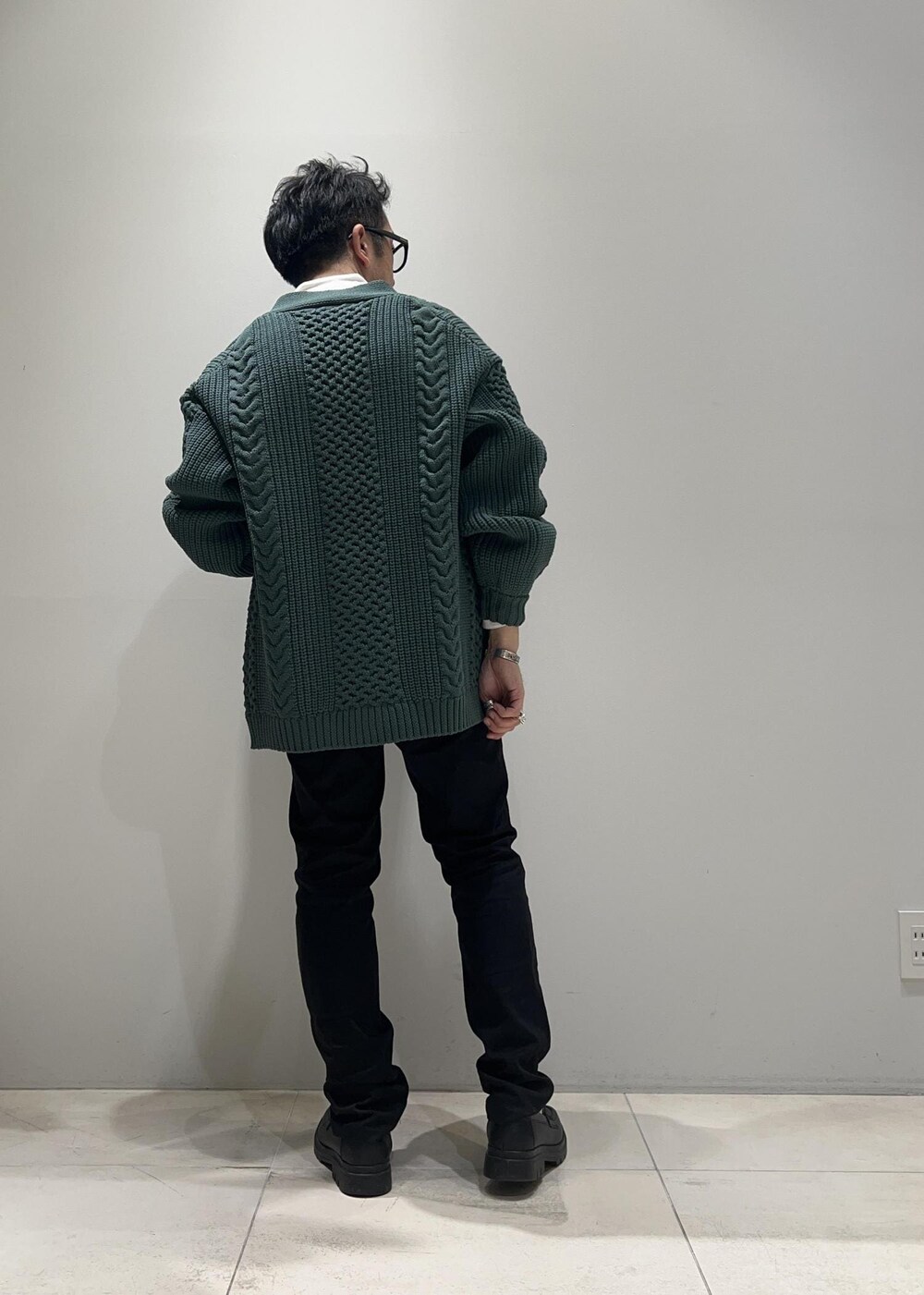 「ADAM ET ROPÉ、HOMME、UNISEX、骨格ストレート、イエベ、カジュアル、大人カジュアル、春コーデ、秋コーデ、春ファッション、秋ファッション、オーバーサイズ、ビッグシルエット、ニット、カーディガン」｜「ADAM ET ROPE'のボリューム ケーブル オーバーサイズ カーディガン / 超軽量 / ユニセックス（カーディガン/ボレロ、グリーン系）」を使った、Yuuki Mizさん（メンズ・165cm）の春コーディネートの3枚目の写真