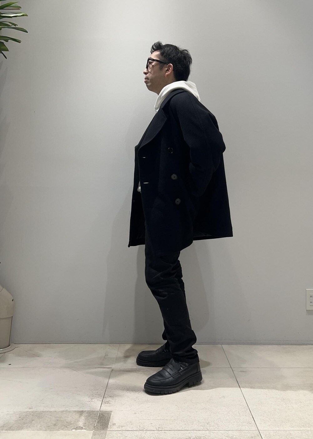 「ADAM ET ROPÉ、HOMME、UNISEX、骨格ストレート、イエベ、きれいめ、きれいめカジュアル、大人カジュアル、春コーデ、秋コーデ、冬コーデ、春ファッション、秋ファッション、冬ファッション、アウター」｜「ADAM ET ROPE'の【CESSE】スクラップレザーボリュームソールローファー/リサイクルレザー/ユニセックス（ローファー、ブラック系）」を使った、Yuuki Mizさん（メンズ・165cm）の冬コーディネートの2枚目の写真