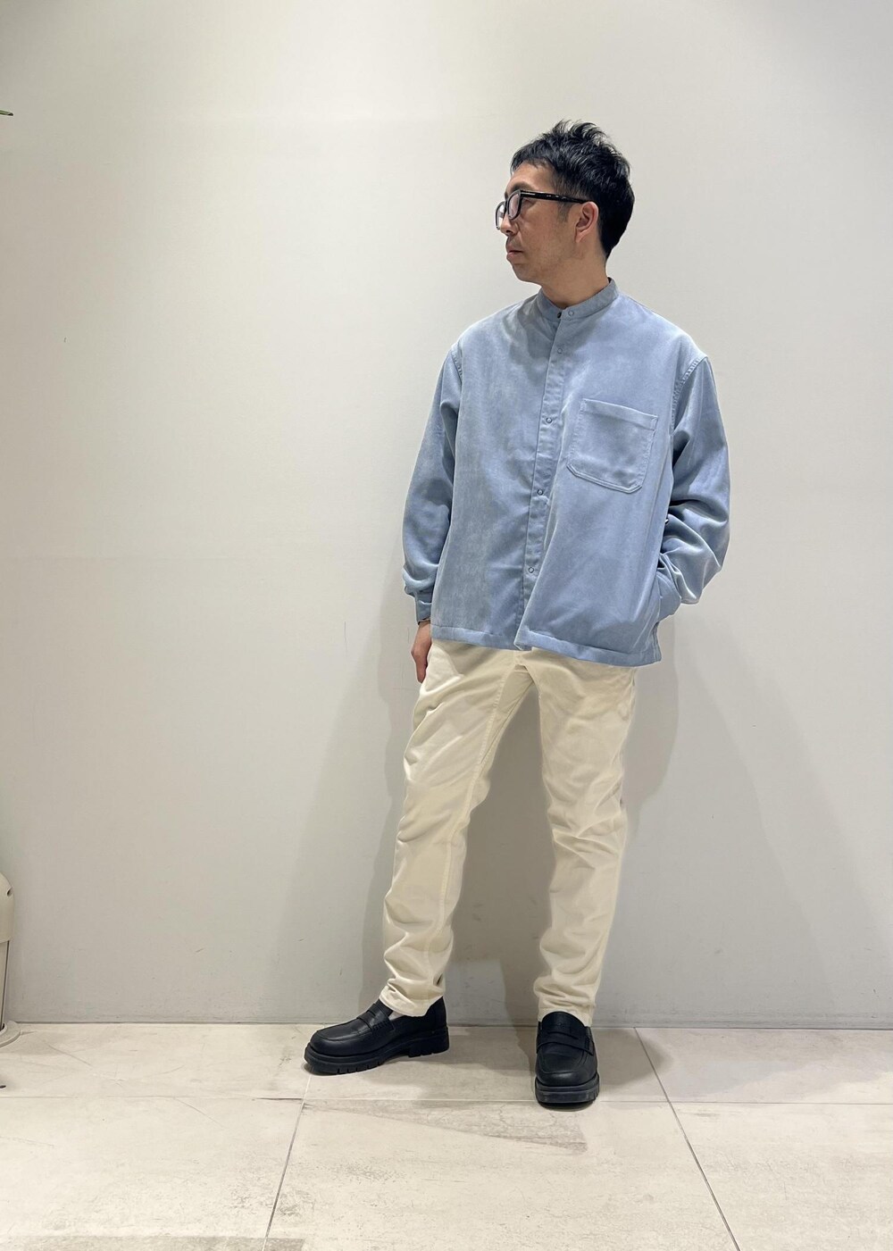 「ADAM ET ROPÉ、HOMME、UNISEX、骨格ストレート、イエベ、カジュアル、大人カジュアル、春コーデ、冬コーデ、春ファッション、冬ファッション、オーバーサイズ、コート、メガネ」｜「ADAM ET ROPE'の【CESSE】スクラップレザーボリュームソールローファー/リサイクルレザー/ユニセックス（ローファー、ブラック系）」を使った、Yuuki Mizさん（メンズ・165cm）の冬コーディネートの7枚目の写真